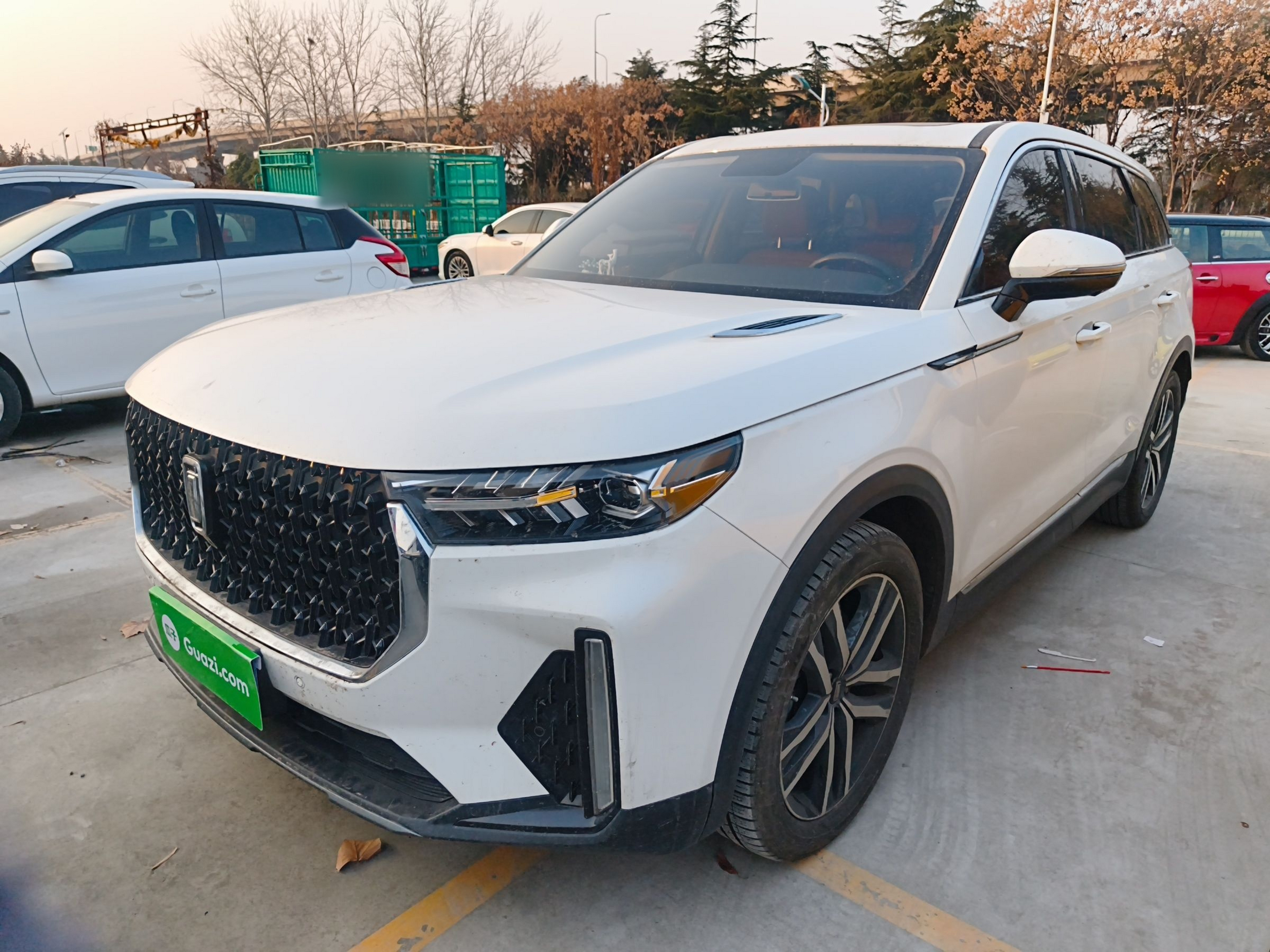 Под передней частью автомобиля