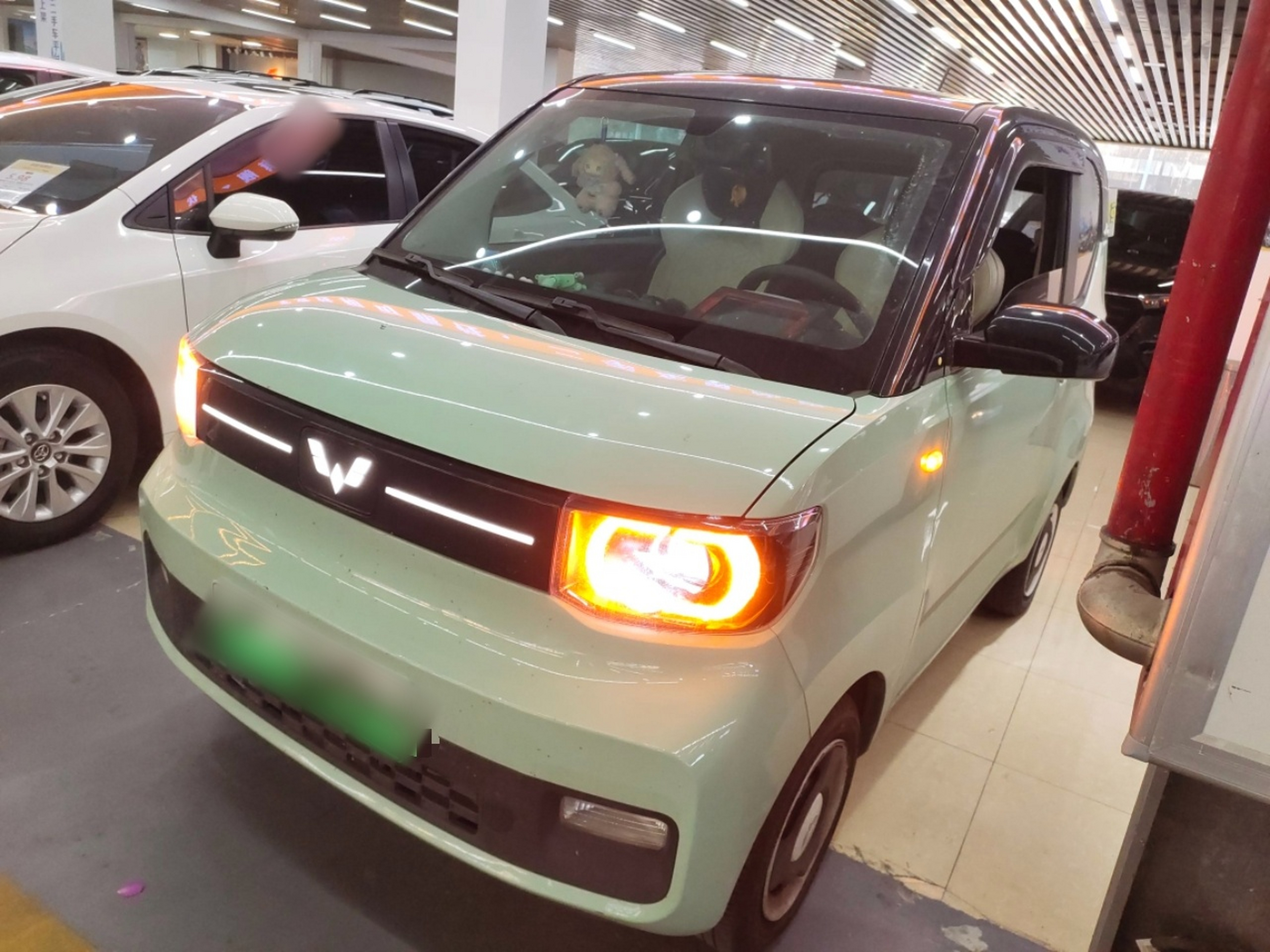 تحت مقدمة السيارة