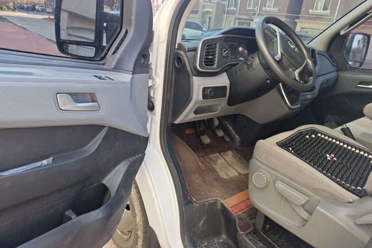 Used SAIC MAXUS Xintu V80 2019 2.0T Plus 6-Speed Manual Van Long Wheelbase Mid-Roof Design 2-3 Seater