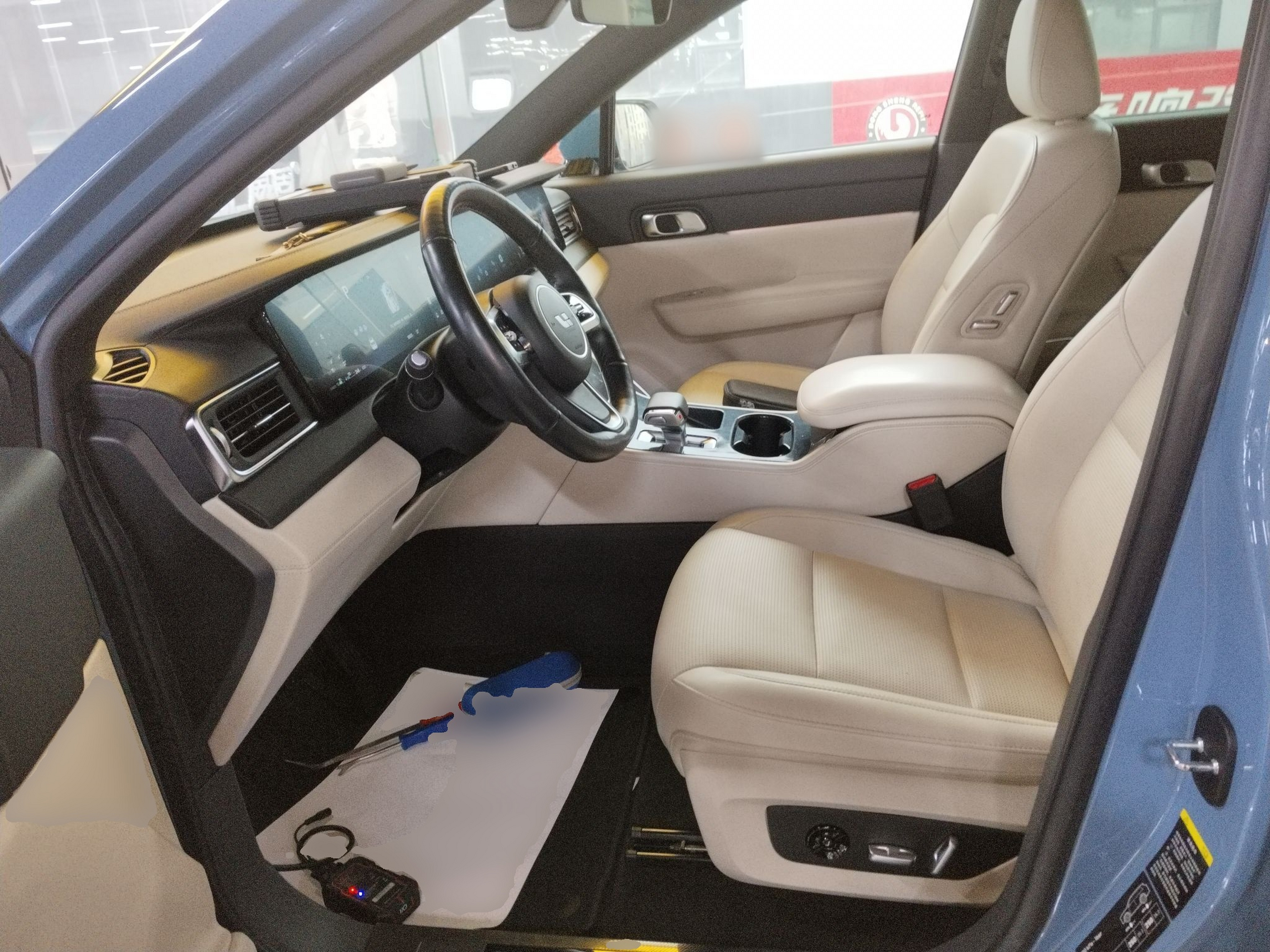 المقاعد الأمامية داخل السيارة