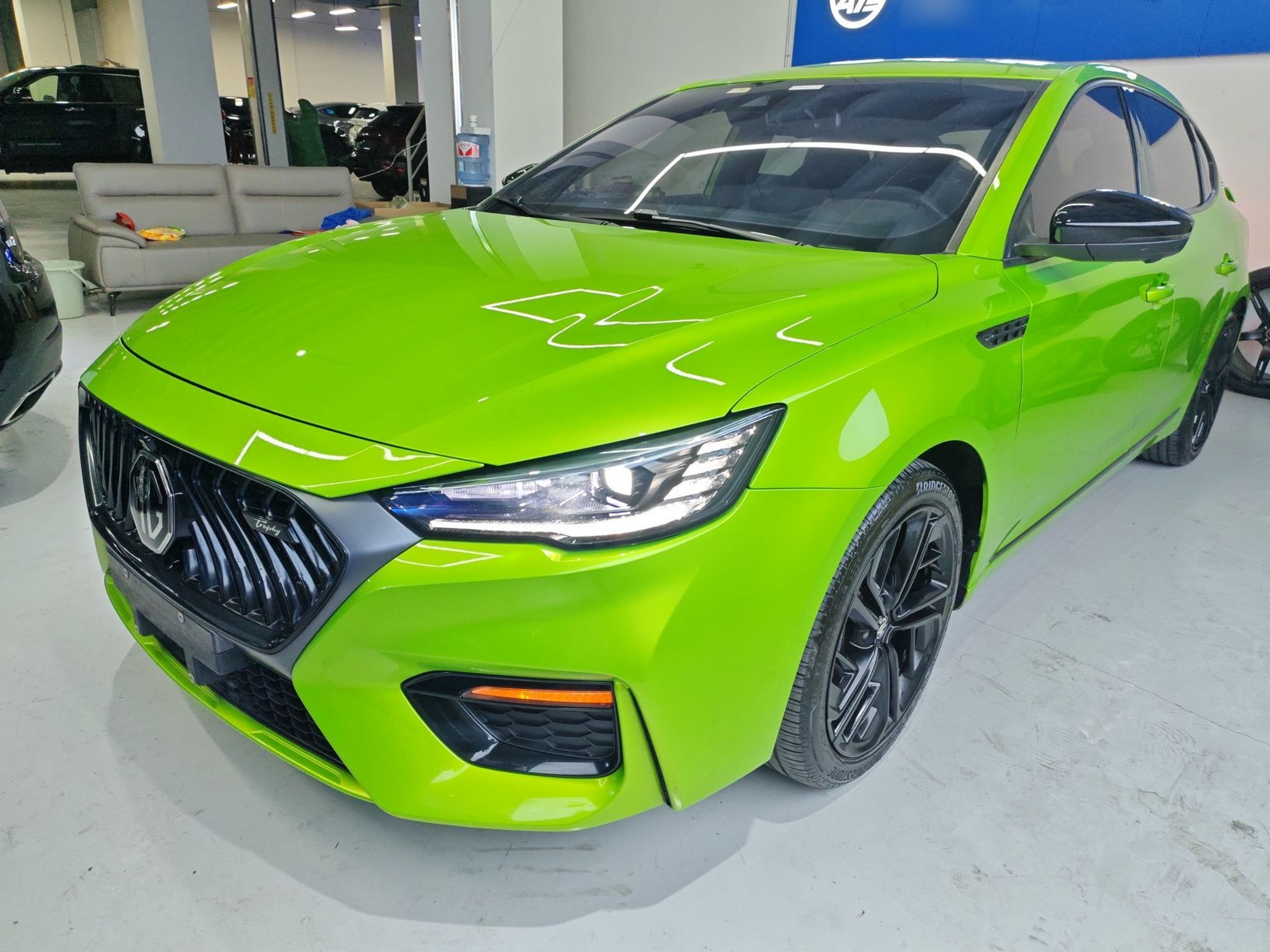 تحت مقدمة السيارة