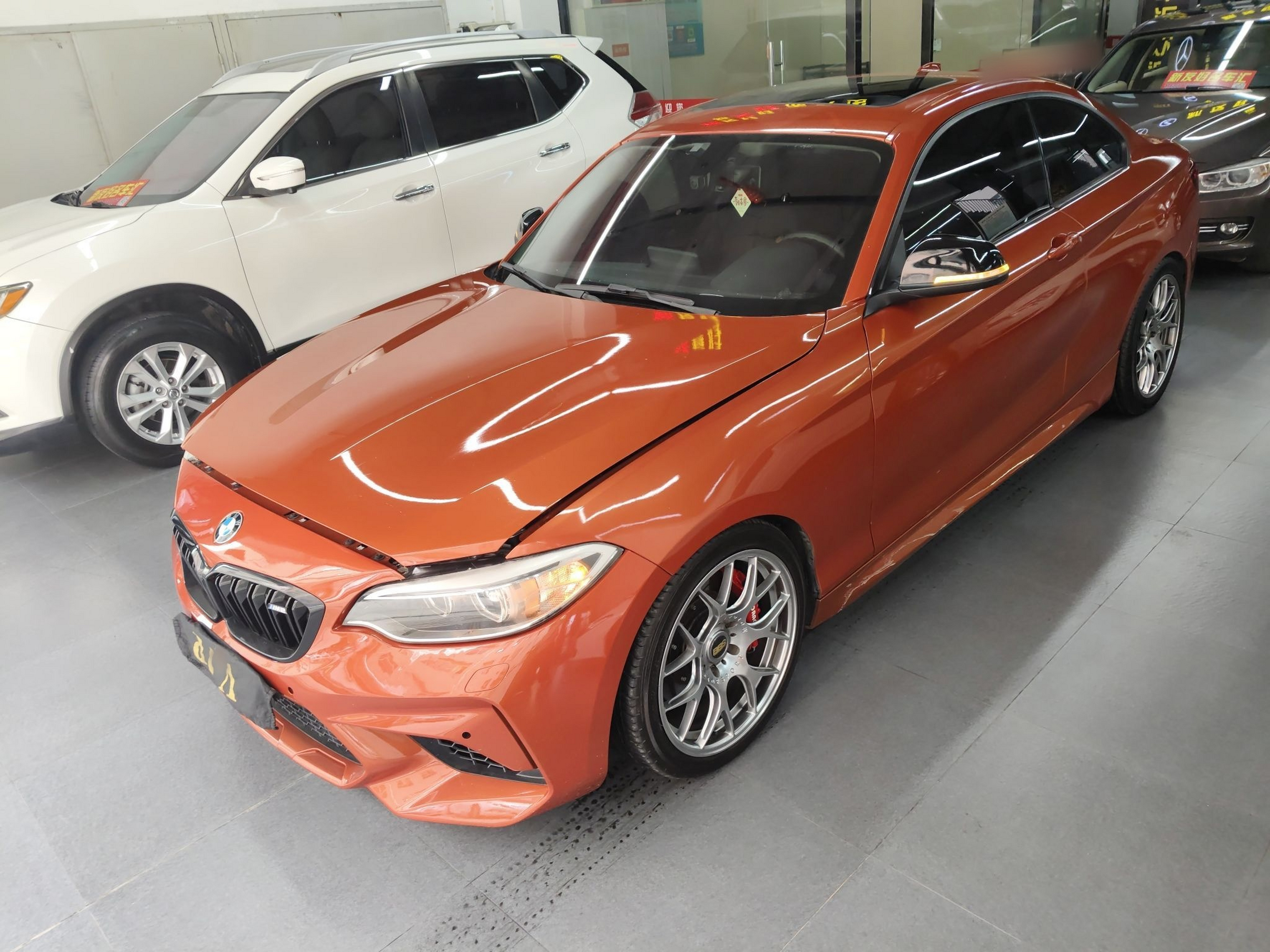 Под передней частью автомобиля