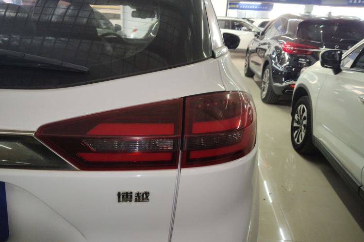 Used Geely Auto Emgrand X7 Sport 2018 1.8TD Automatic Two-Wheel Drive ZhiZun Model with 4G Connectivity
