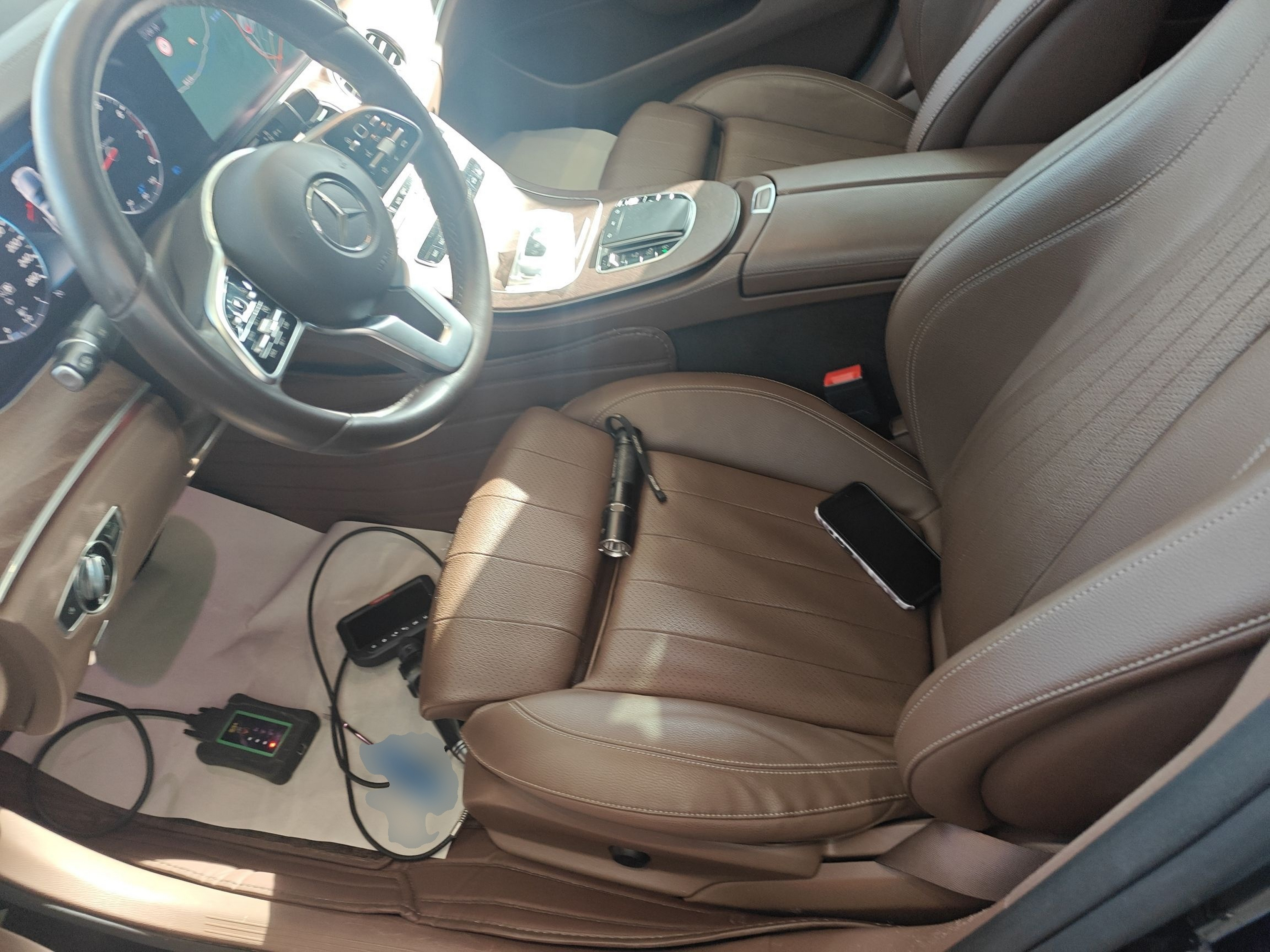 المقاعد الأمامية داخل السيارة