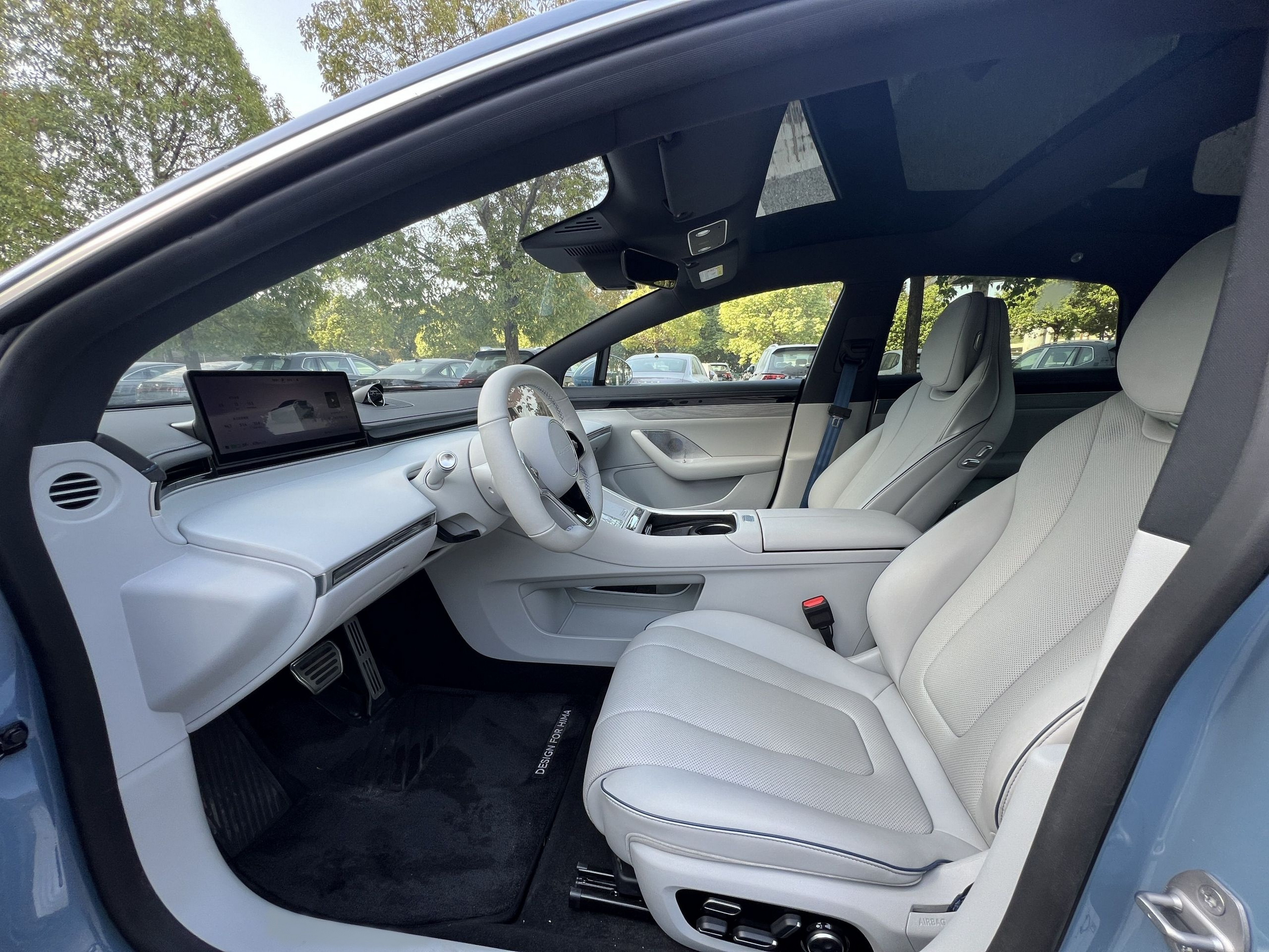 Переднее сиденье в автомобиле