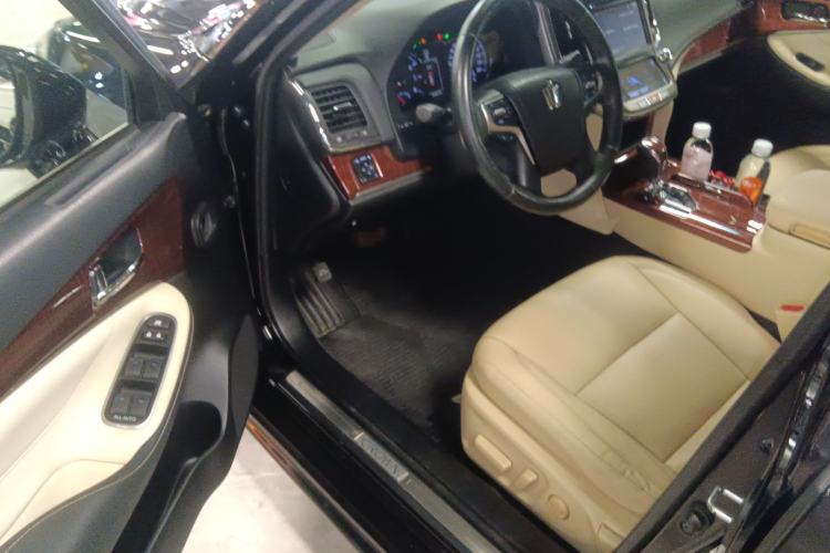 Used Toyota Crown 2015 2.0T Fashion Edition
