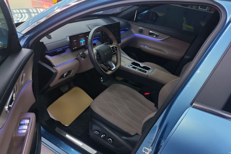 Used Chery Tiggo 8 PLUS C-DM 2025 1.5T 116 km Prestige Version 5 Seats
