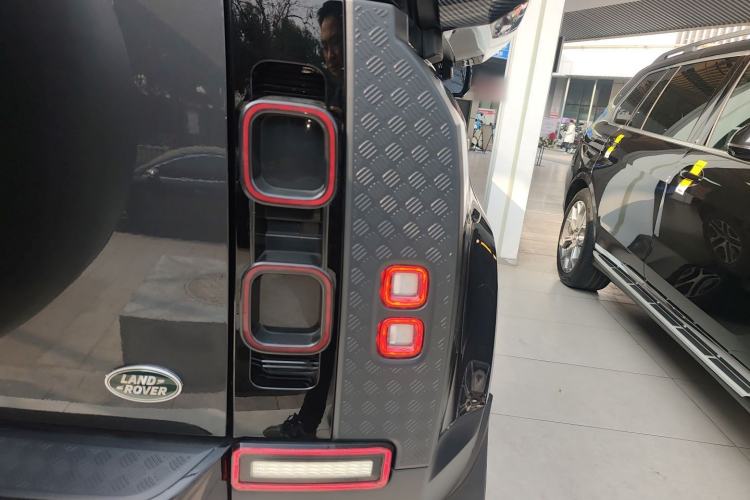 Used Land Rover Defender 2023 Facelift 110 3.0T P400 Dark Edition
