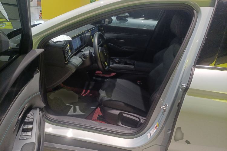 Used BYD Qin L 2025 DM-i Smart Drive 80KM Leading Model
