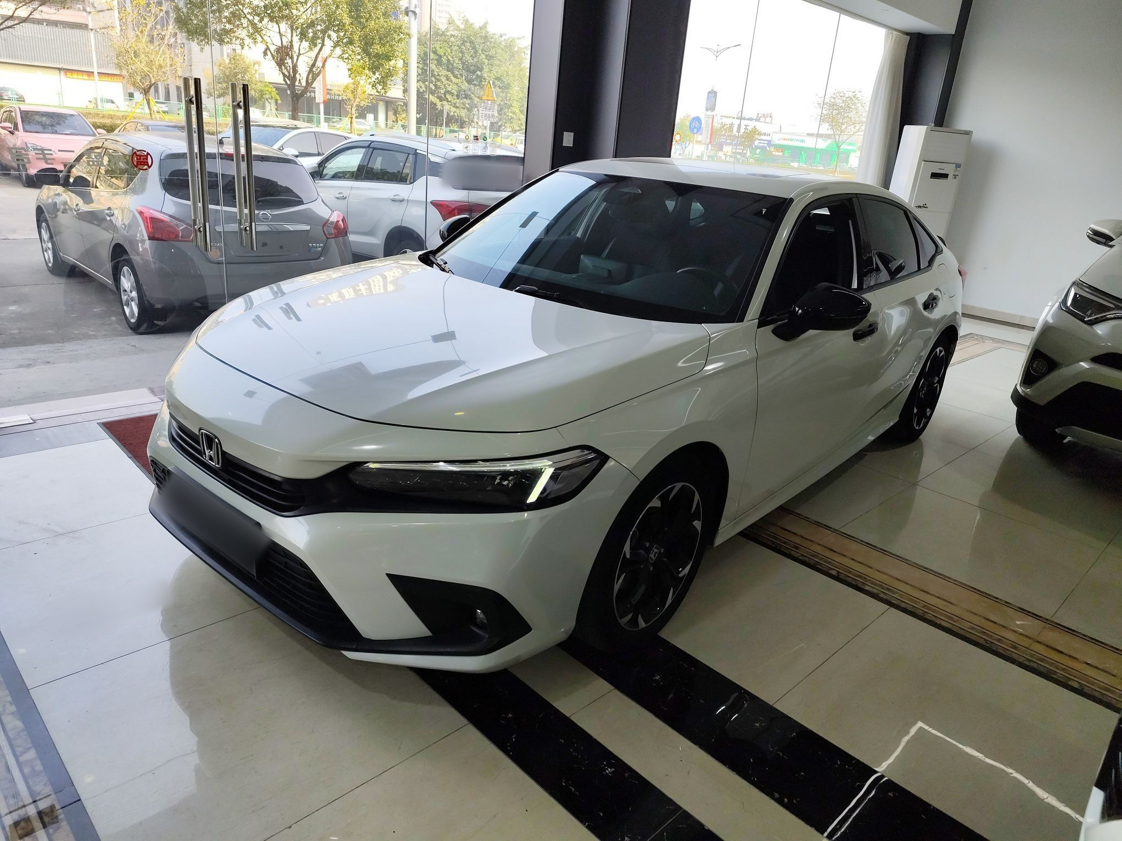 Под передней частью автомобиля