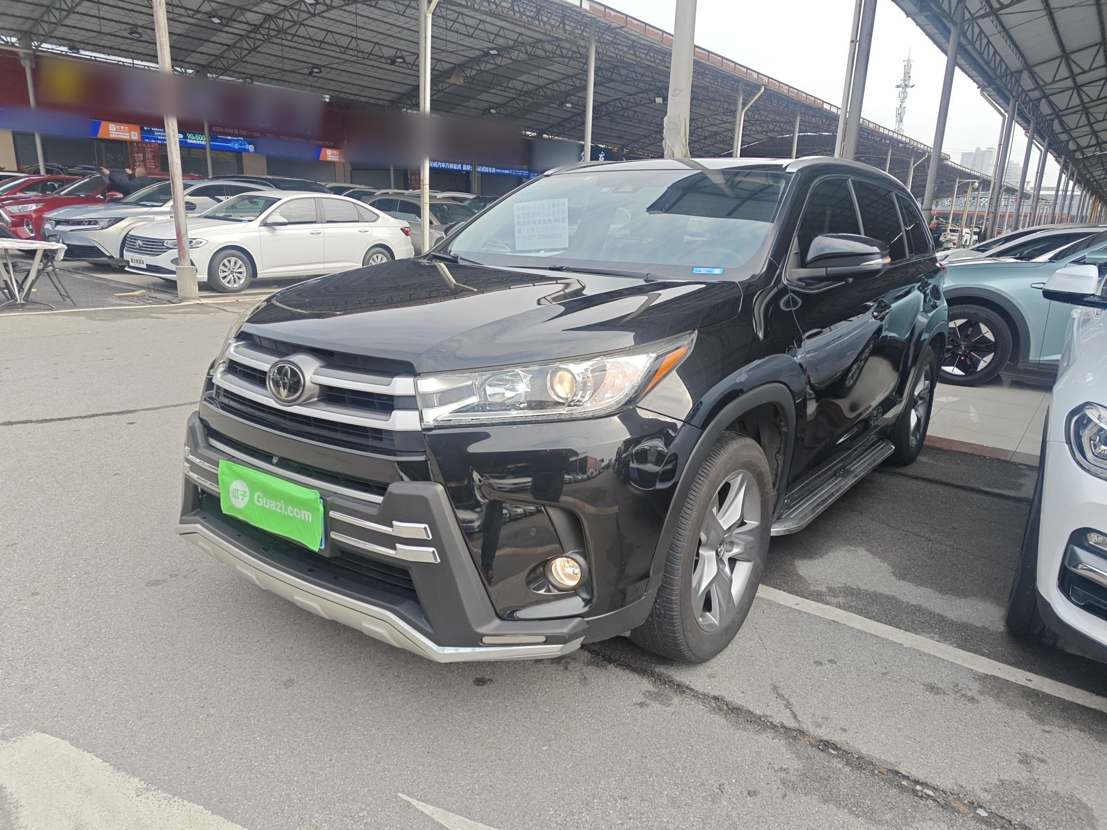 تحت مقدمة السيارة