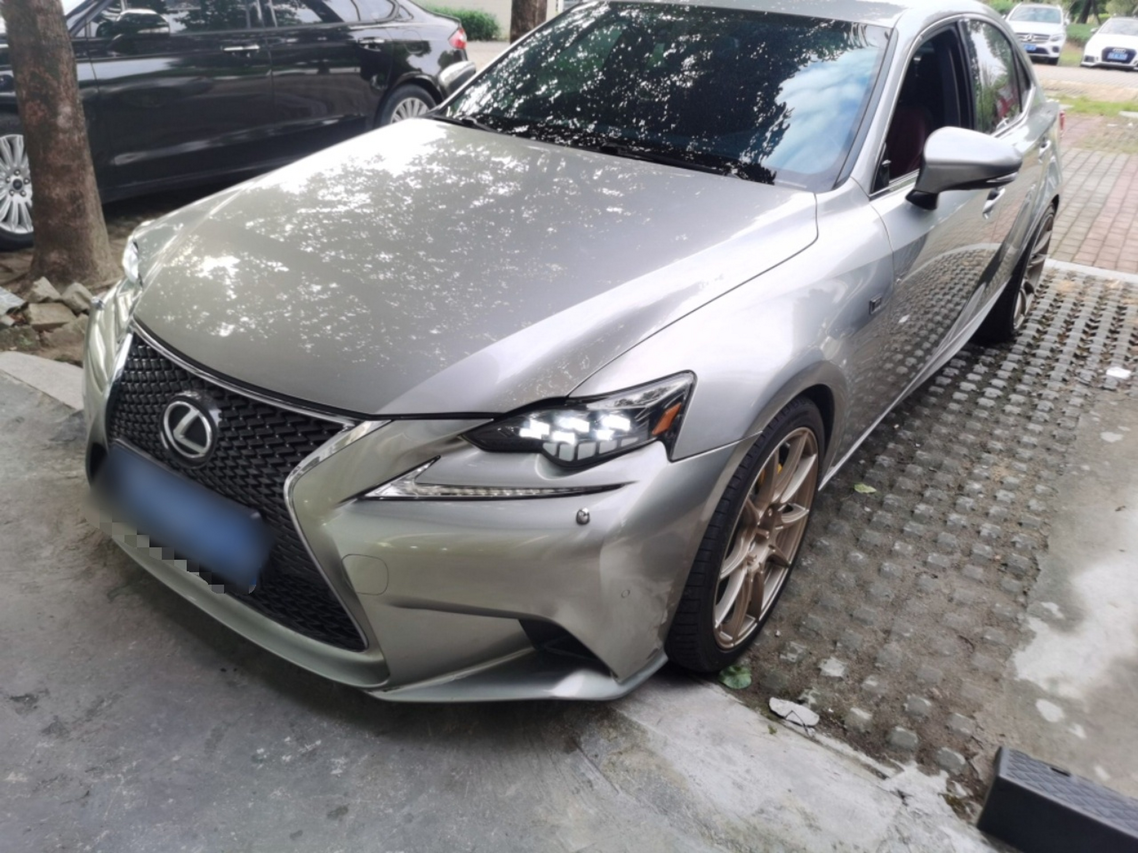 Под передней частью автомобиля