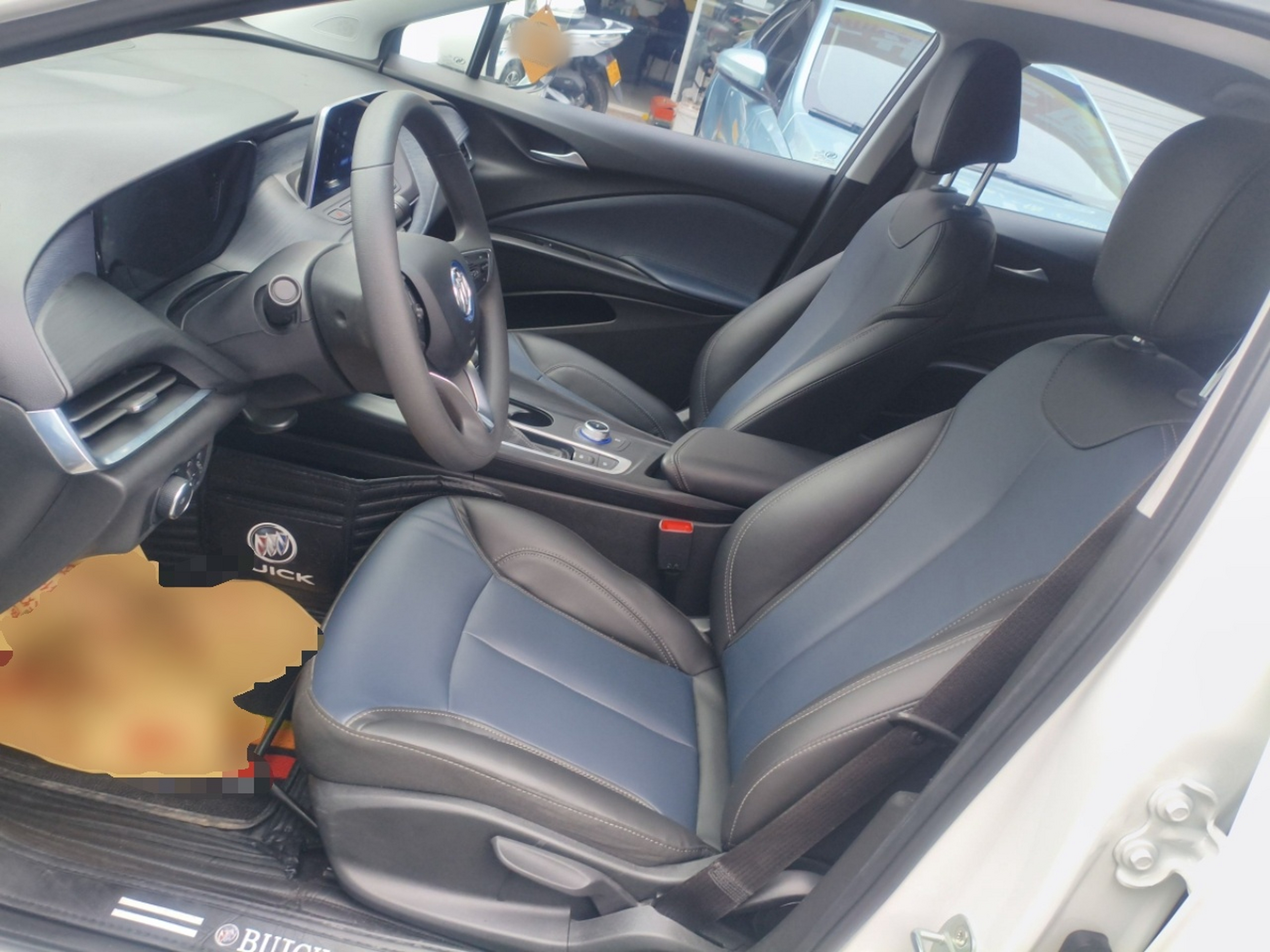 Переднее сиденье в автомобиле