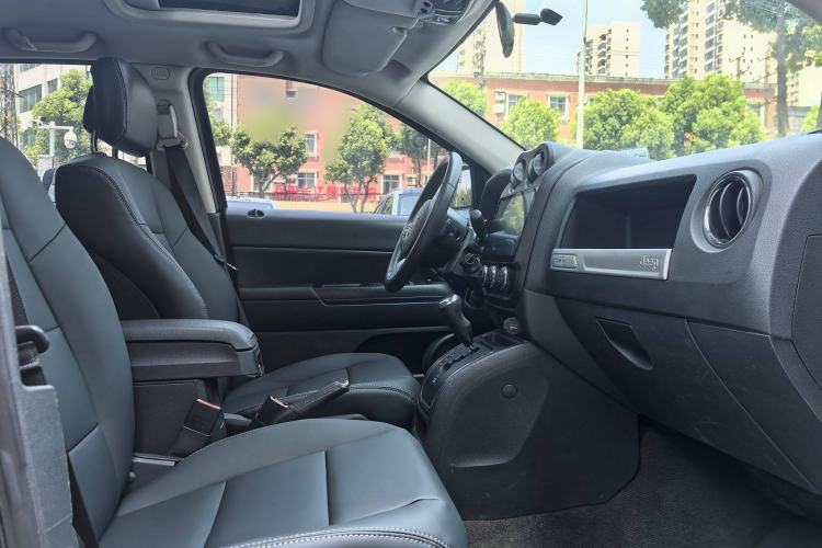 Used  Compass 2014 2.0L two-wheel drive sport version
