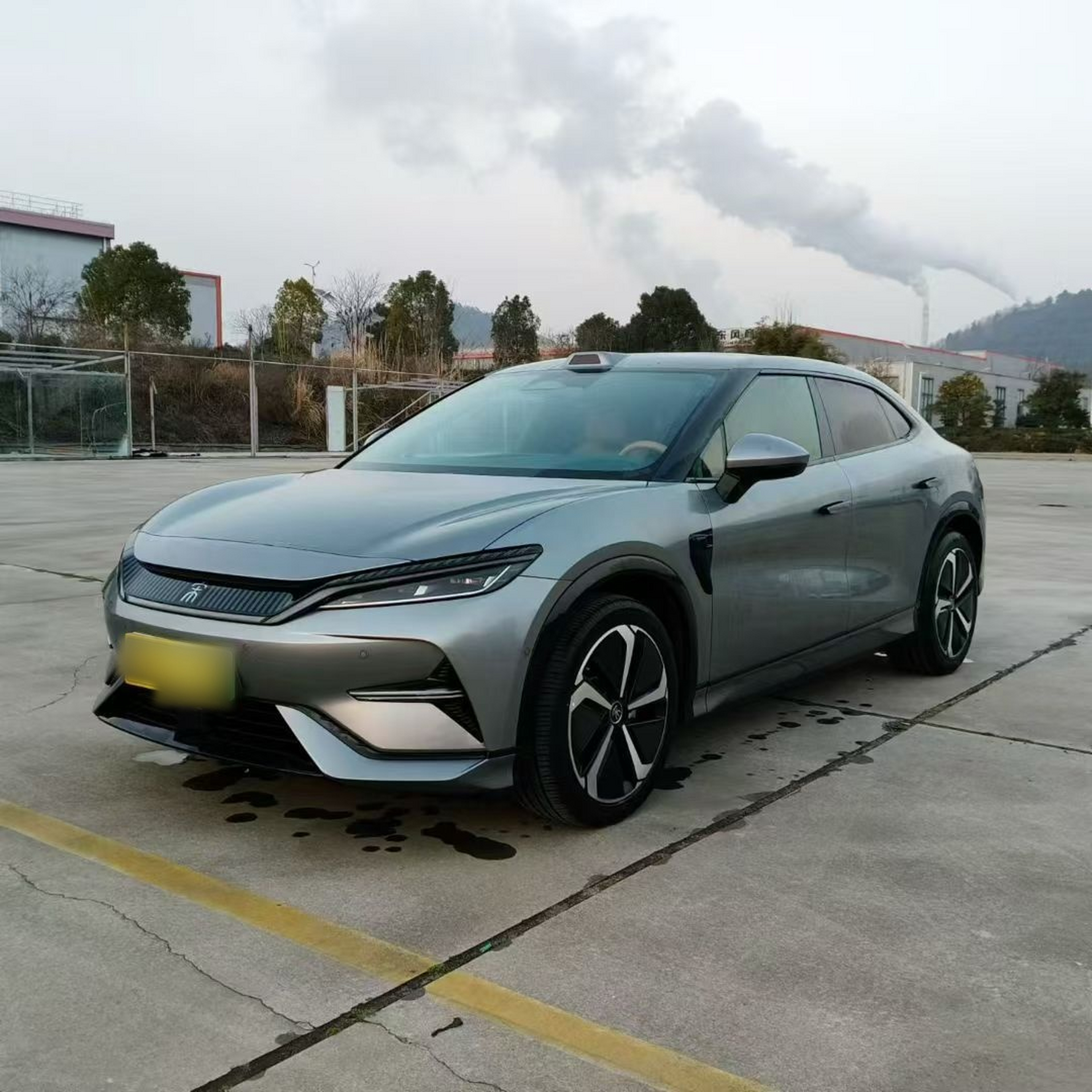 Под передней частью автомобиля