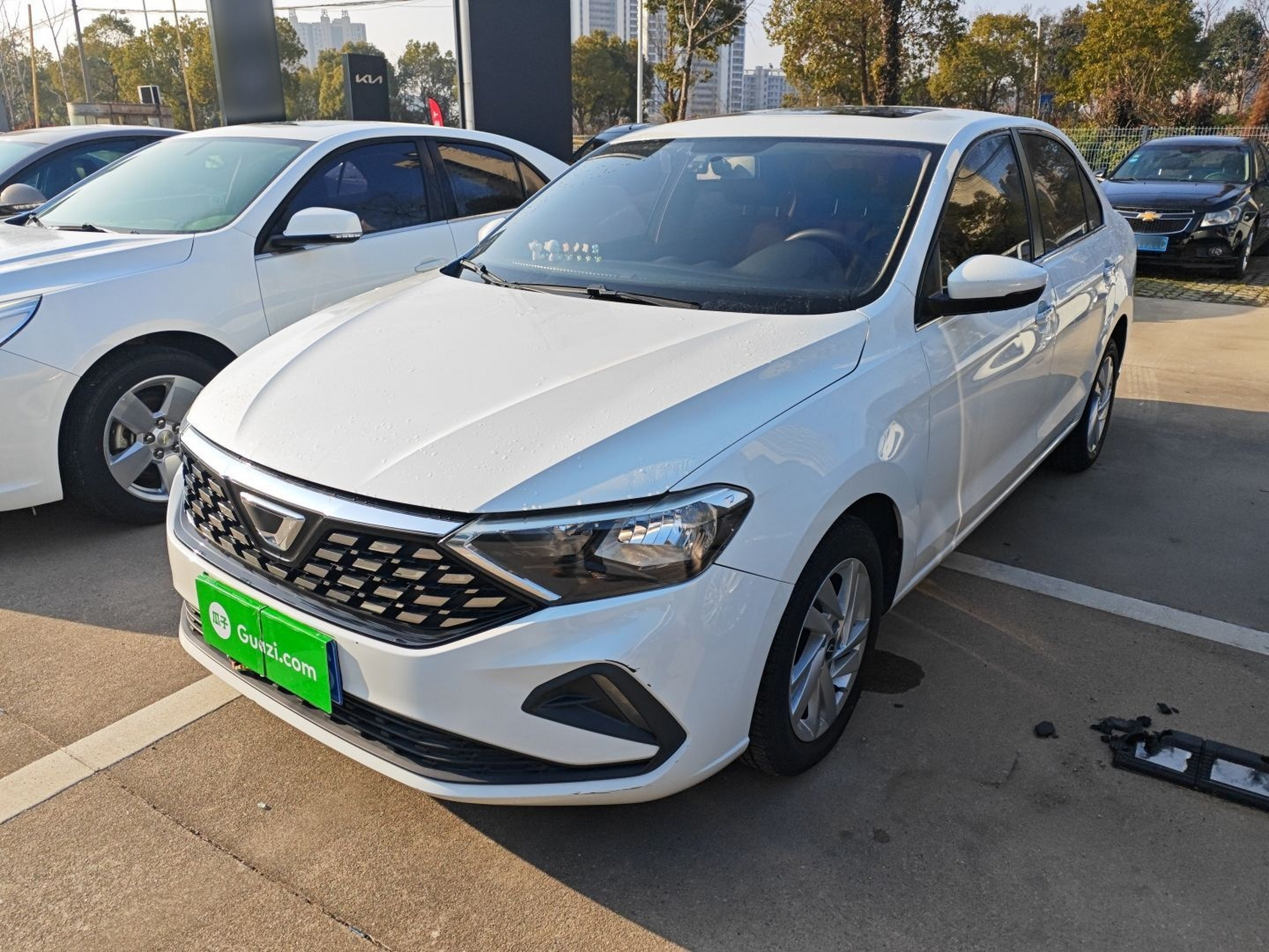 Под передней частью автомобиля