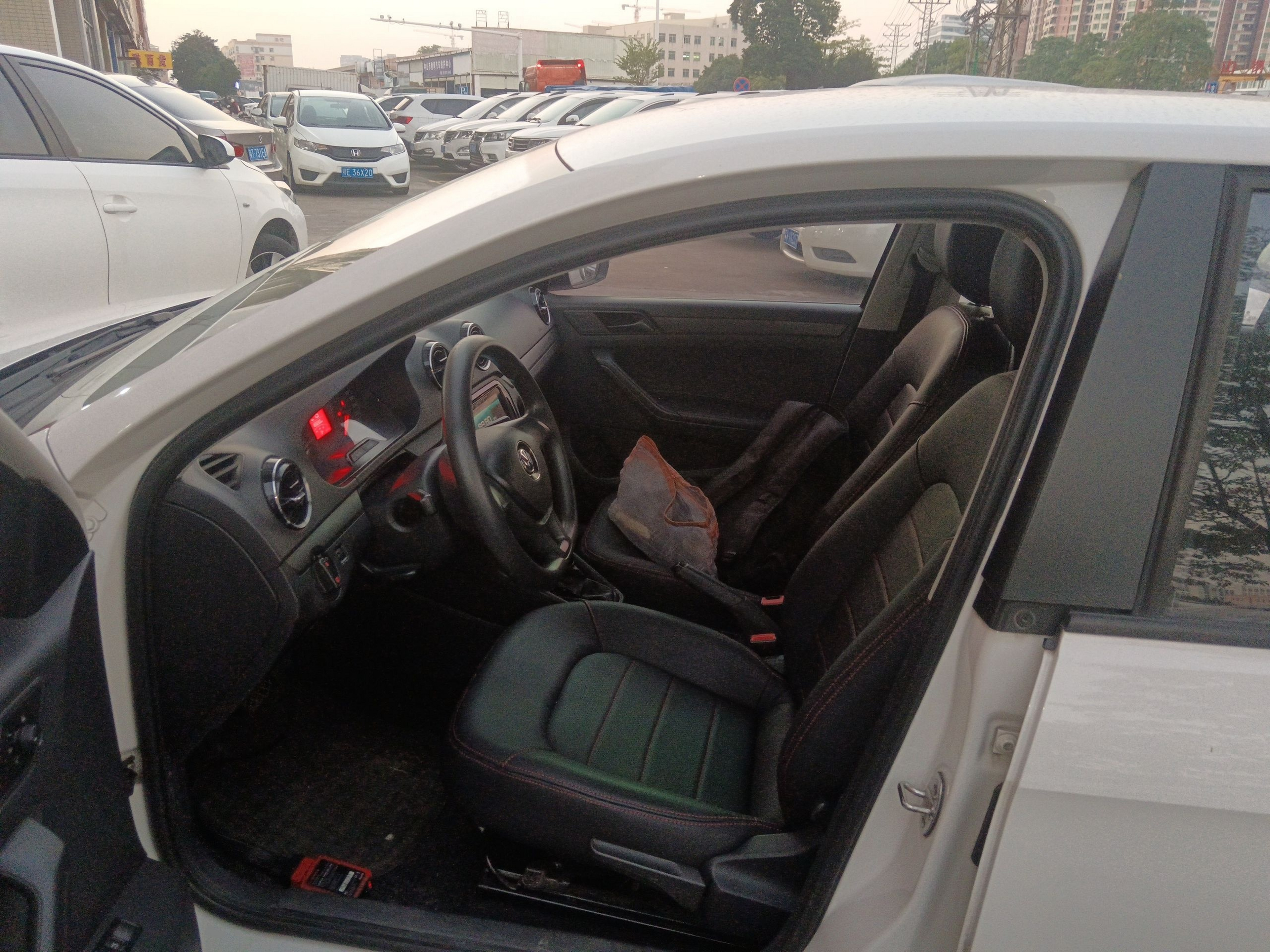 Переднее сиденье в автомобиле