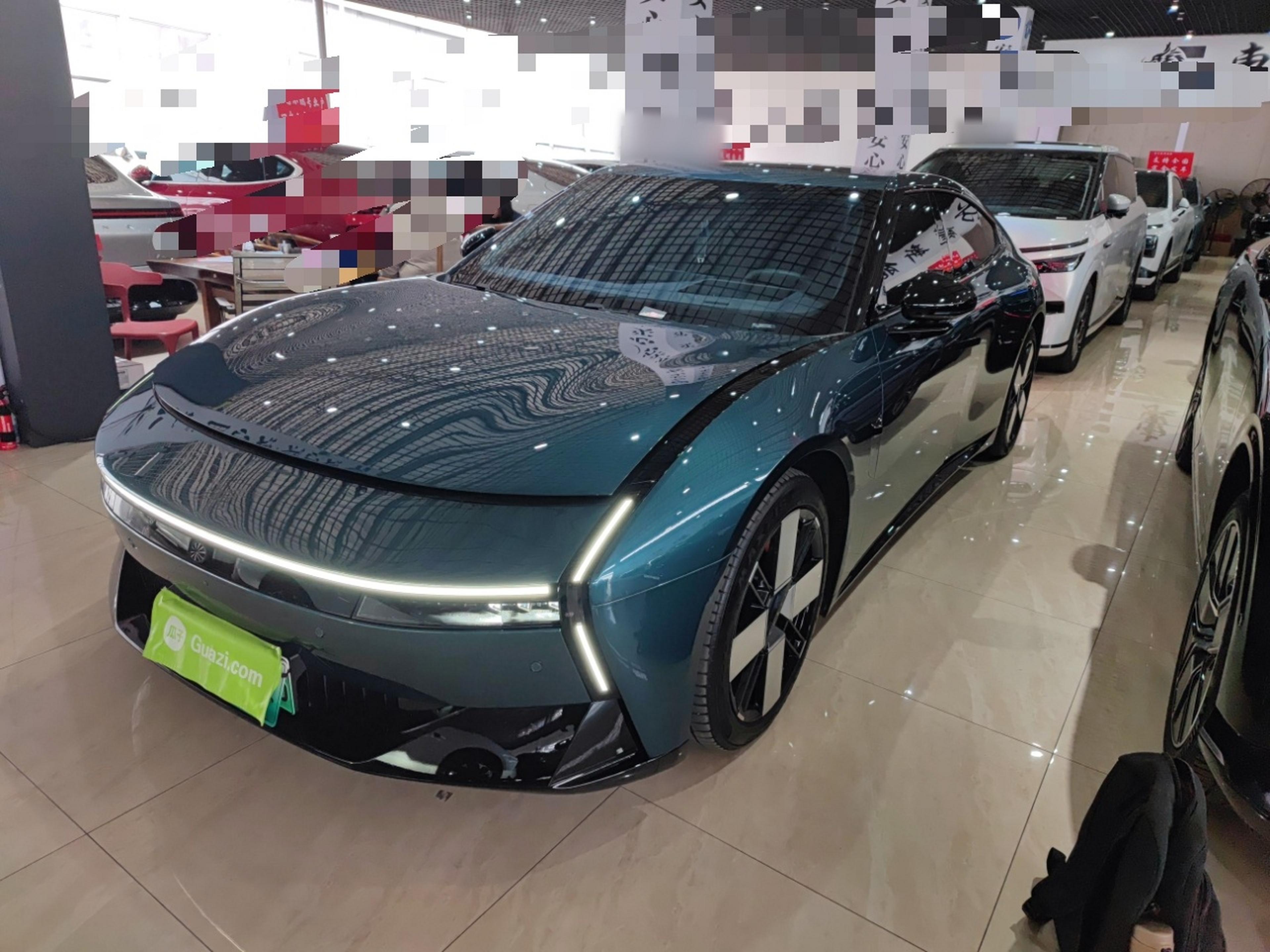 تحت مقدمة السيارة