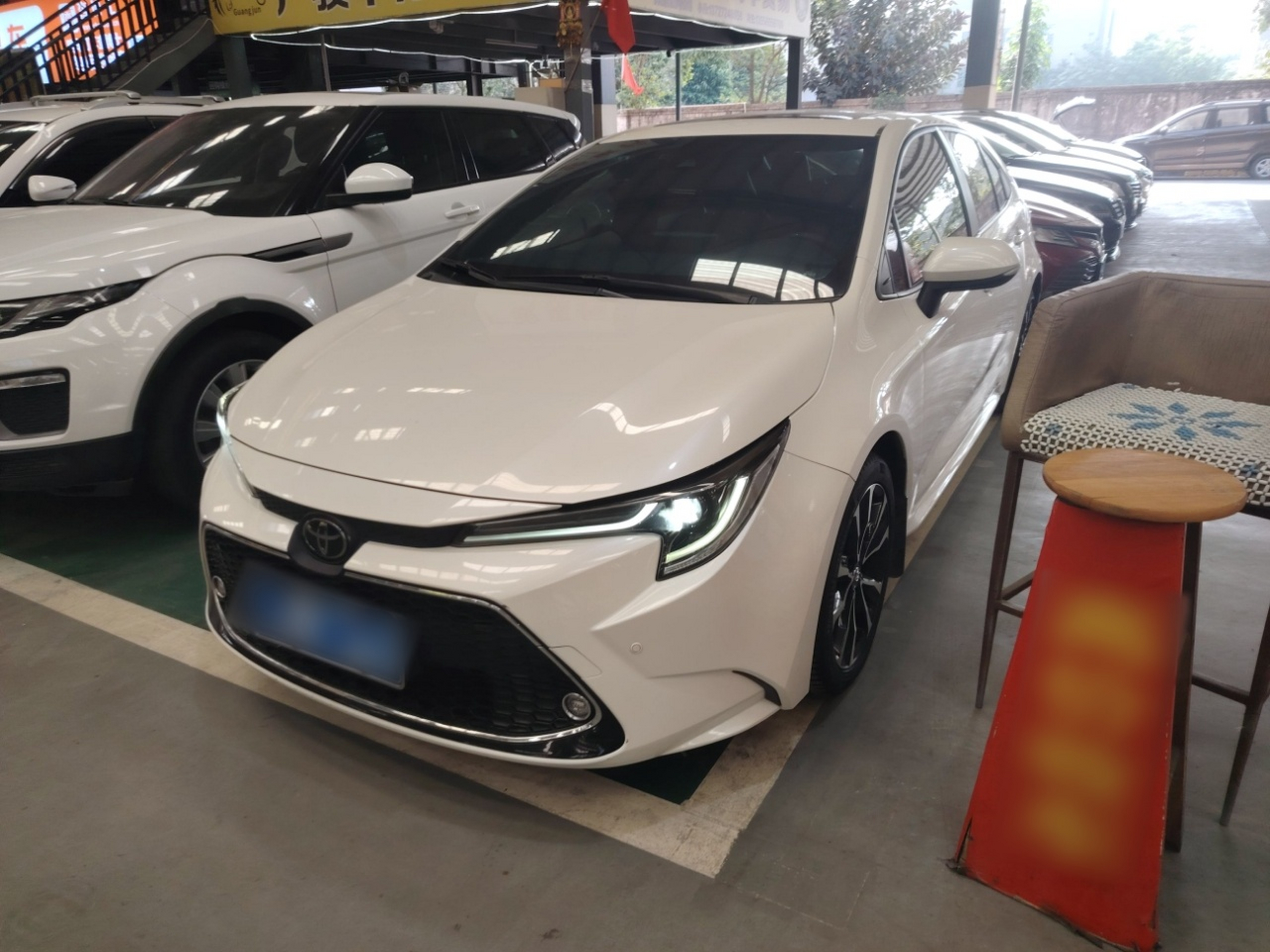 Под передней частью автомобиля