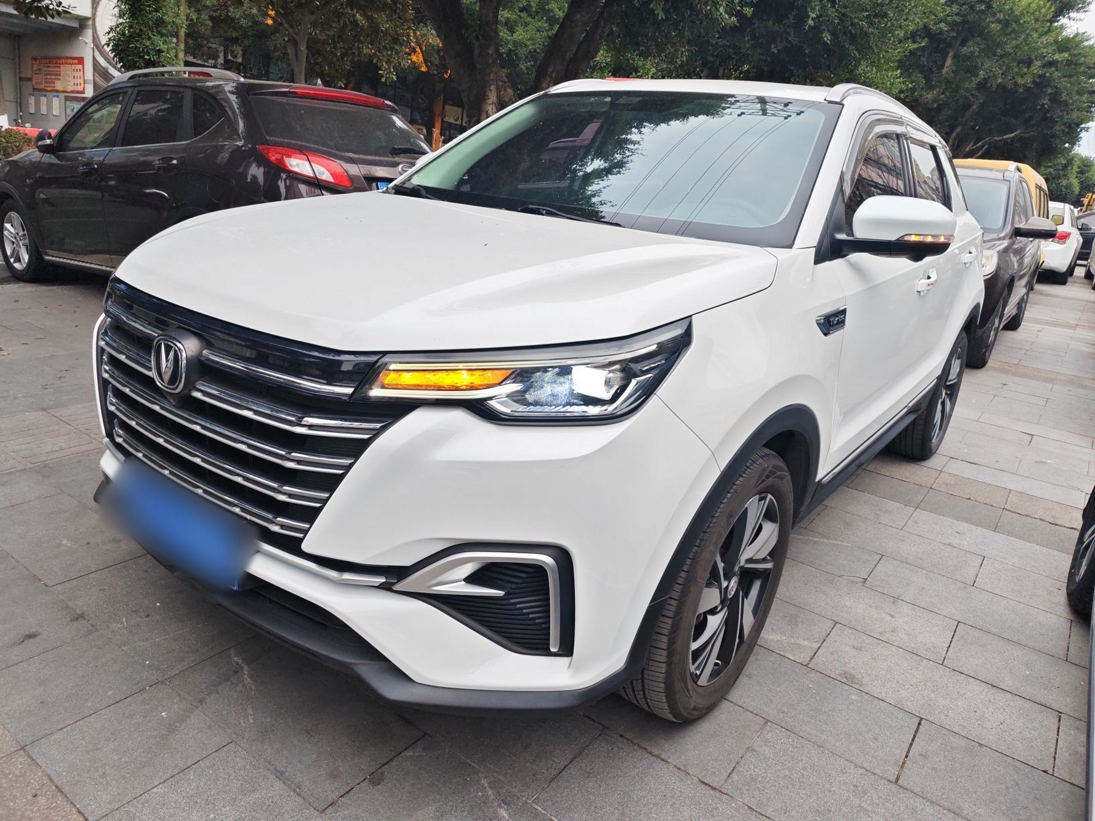 Под передней частью автомобиля