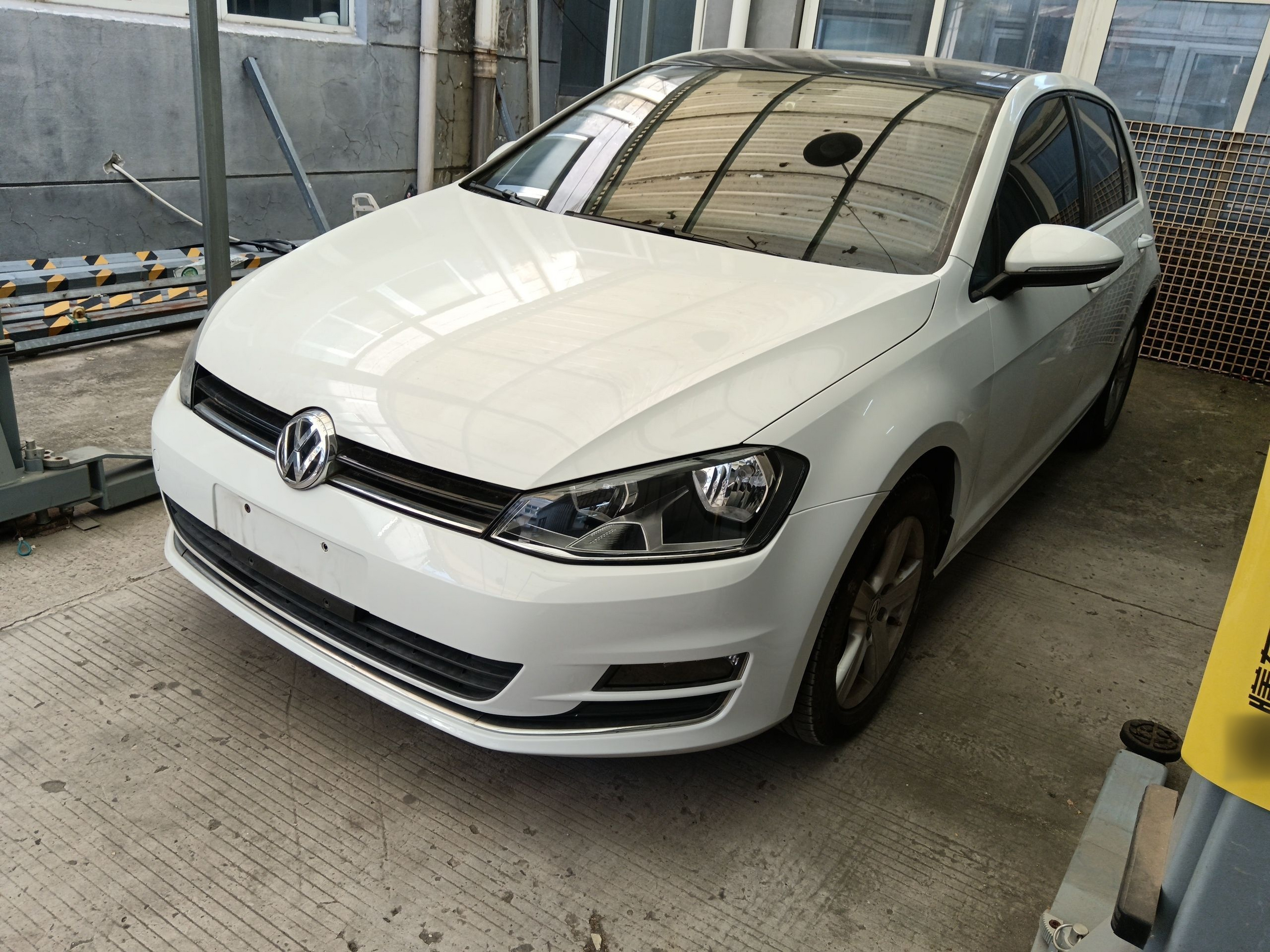 تحت مقدمة السيارة