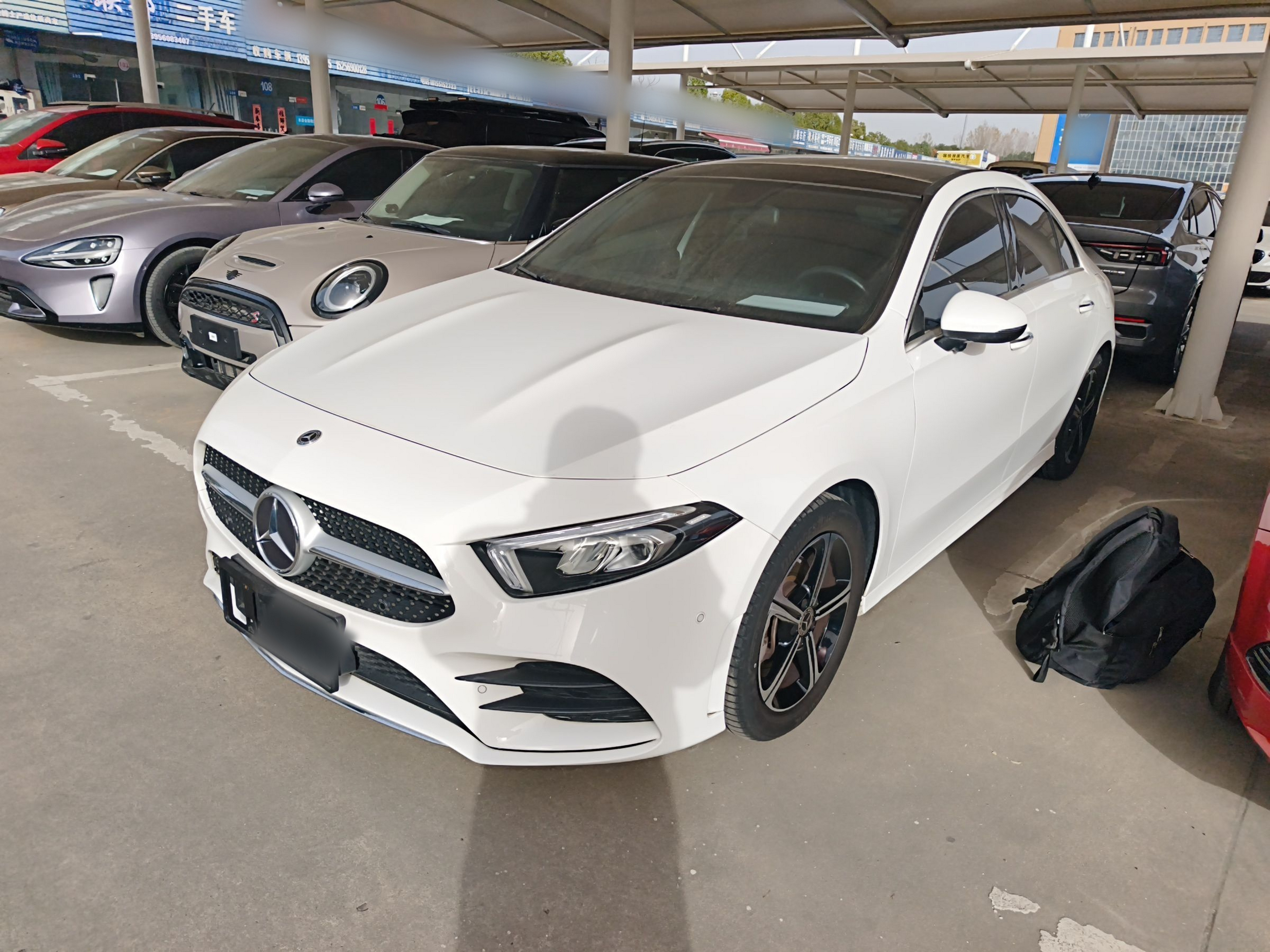 تحت مقدمة السيارة