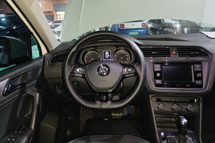 Used Volkswagen Tiguan L 2019 330TSI Automatic Two-Wheel Drive Luxury Edition China V Standard
