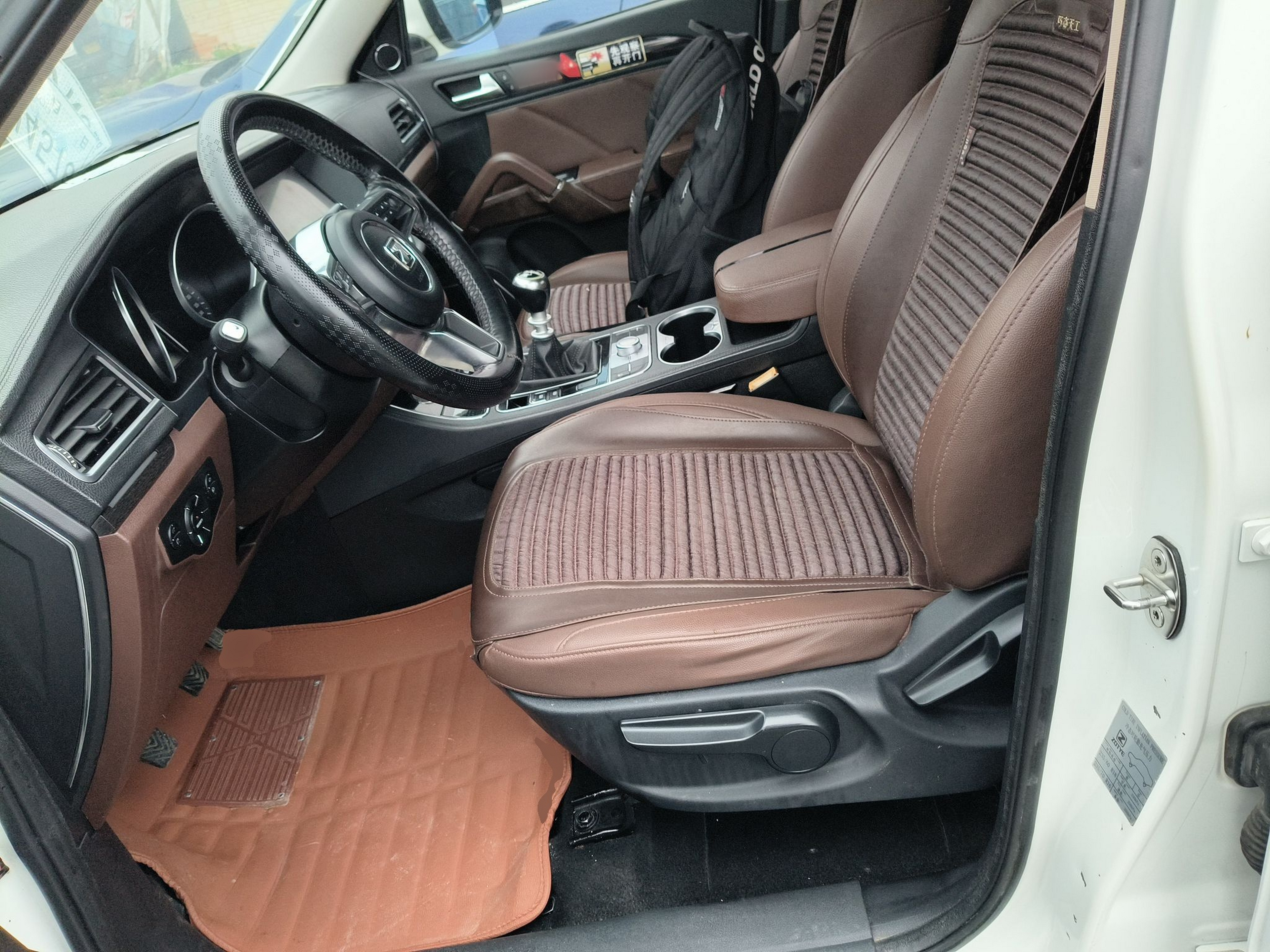 المقاعد الأمامية داخل السيارة