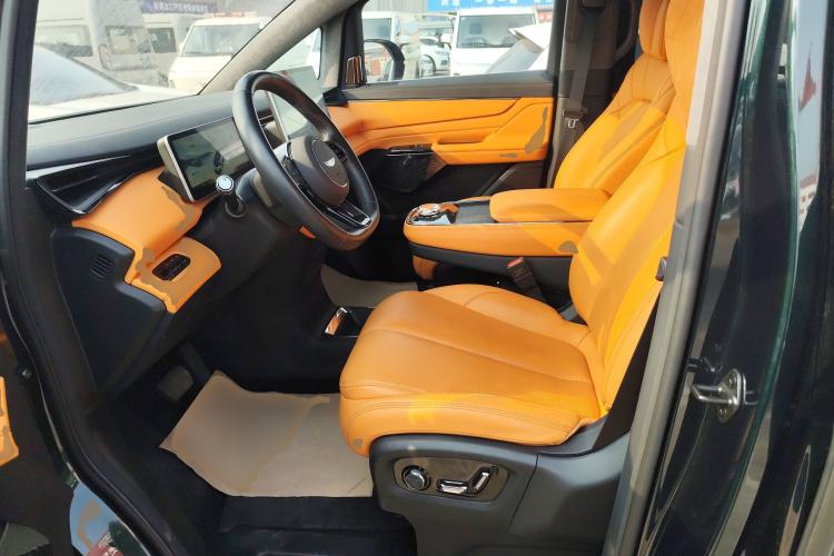 Used Geely Galaxy LEVC L380 2024 140-Degree 6-Seater All-Wheel-Drive Ultra
