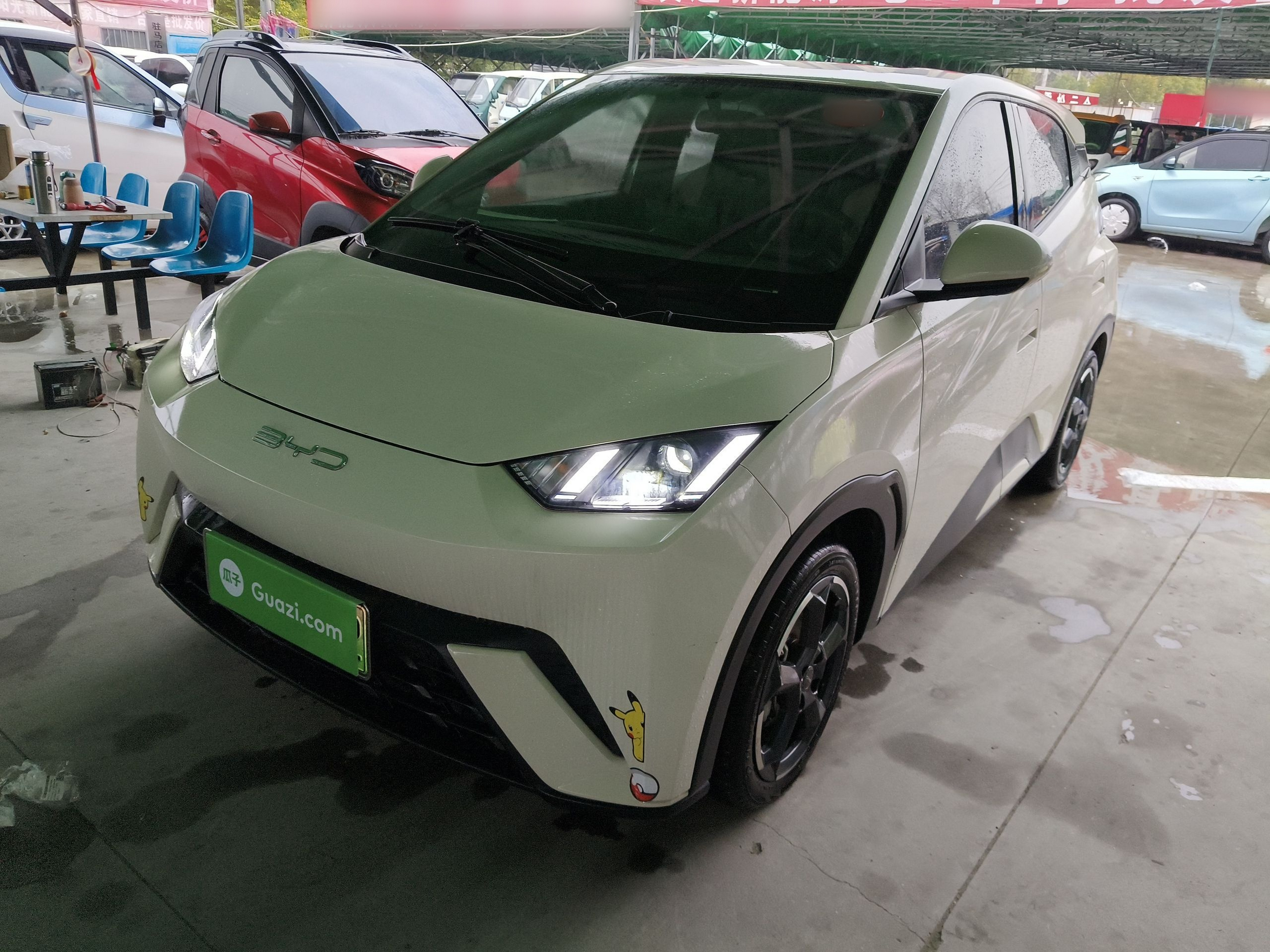 تحت مقدمة السيارة