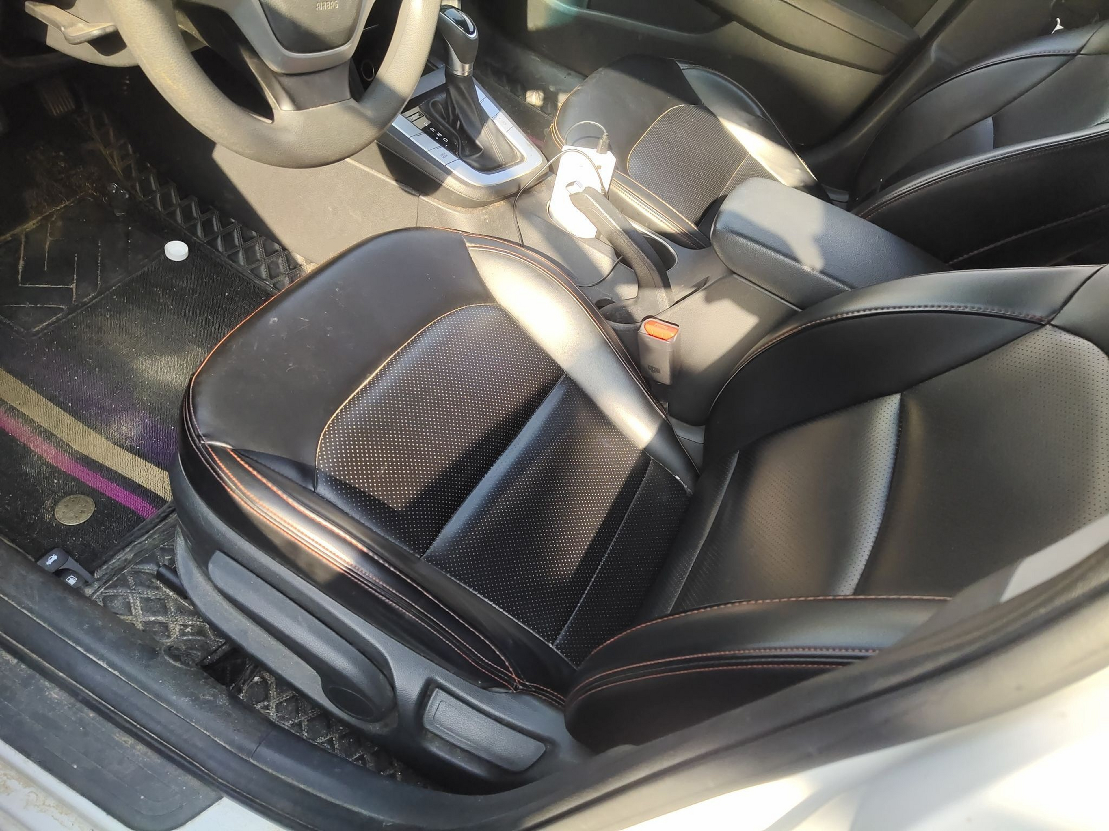 Переднее сиденье в автомобиле