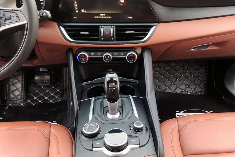 Used Alfa Romeo Giulia 2017 2.0T 200HP Luxury Edition
