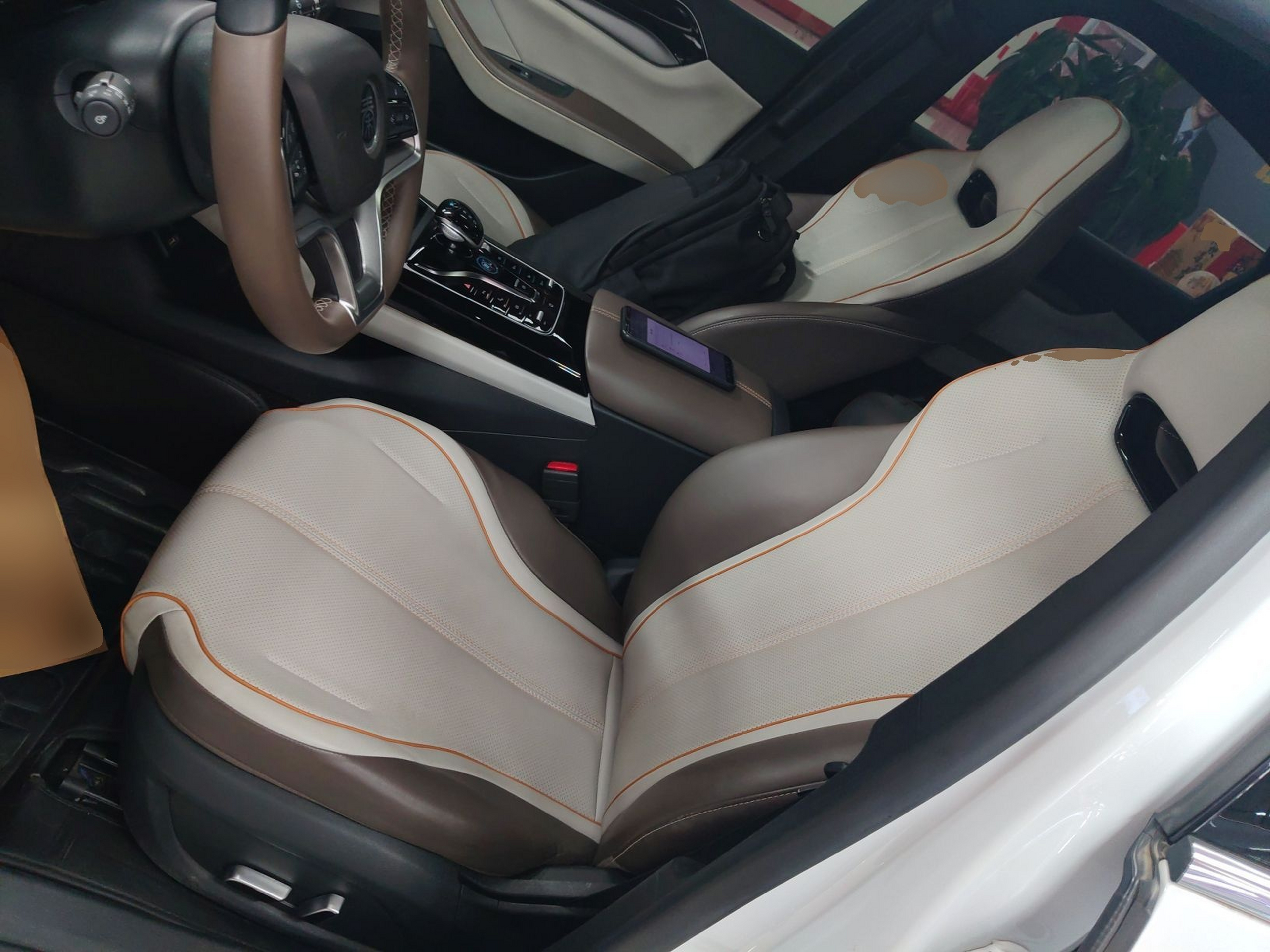 Переднее сиденье в автомобиле