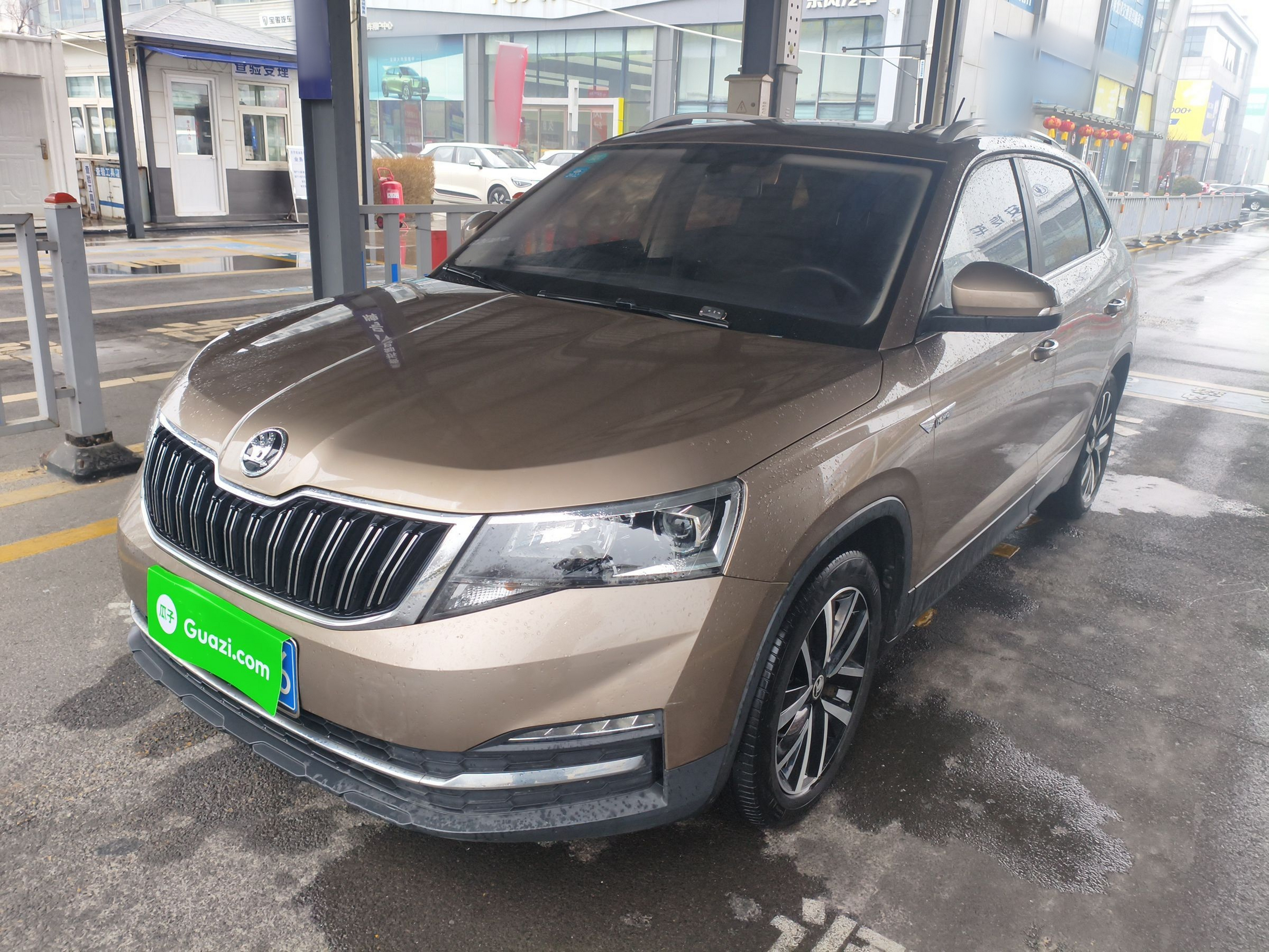 تحت مقدمة السيارة