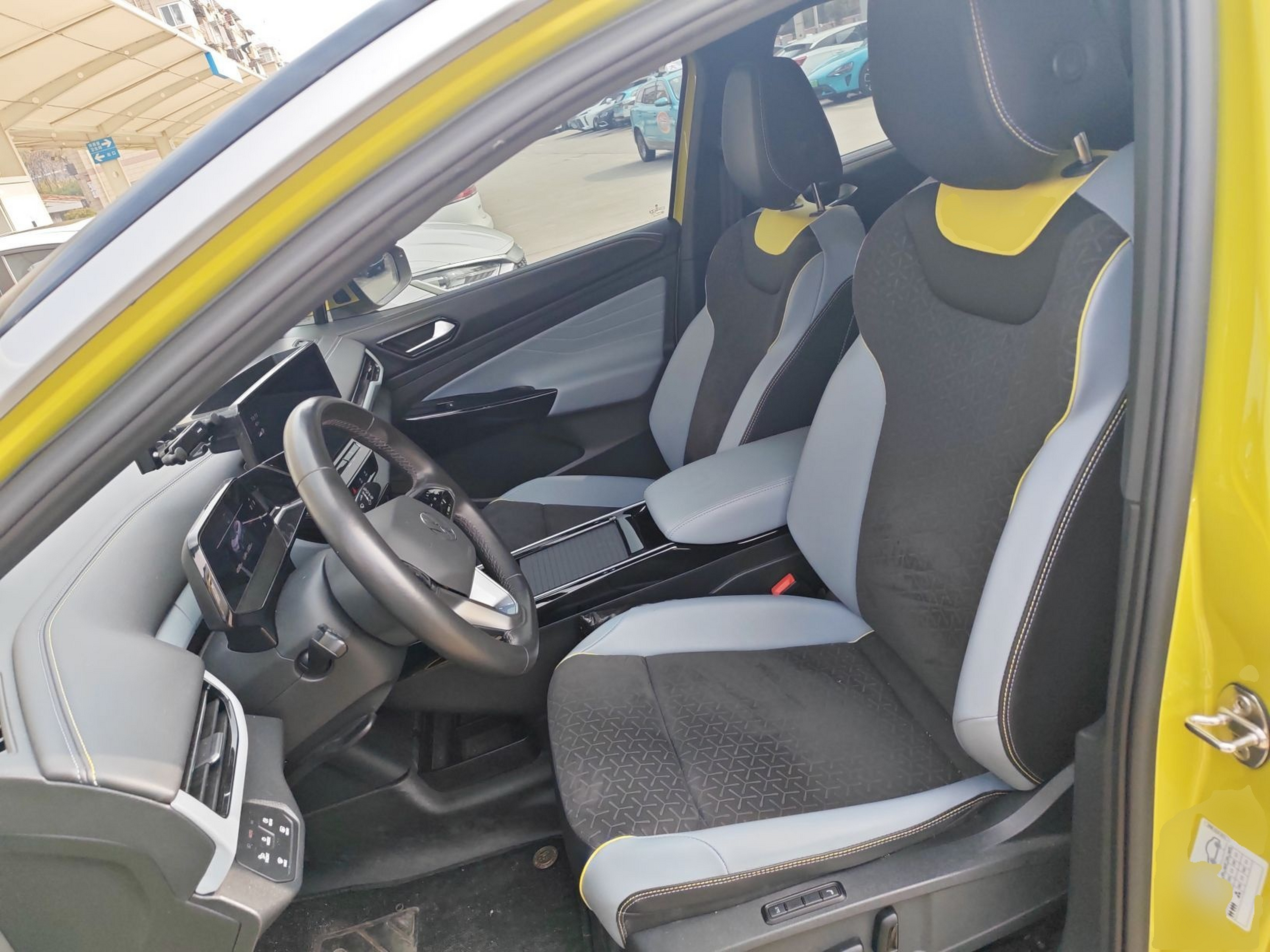 المقاعد الأمامية داخل السيارة