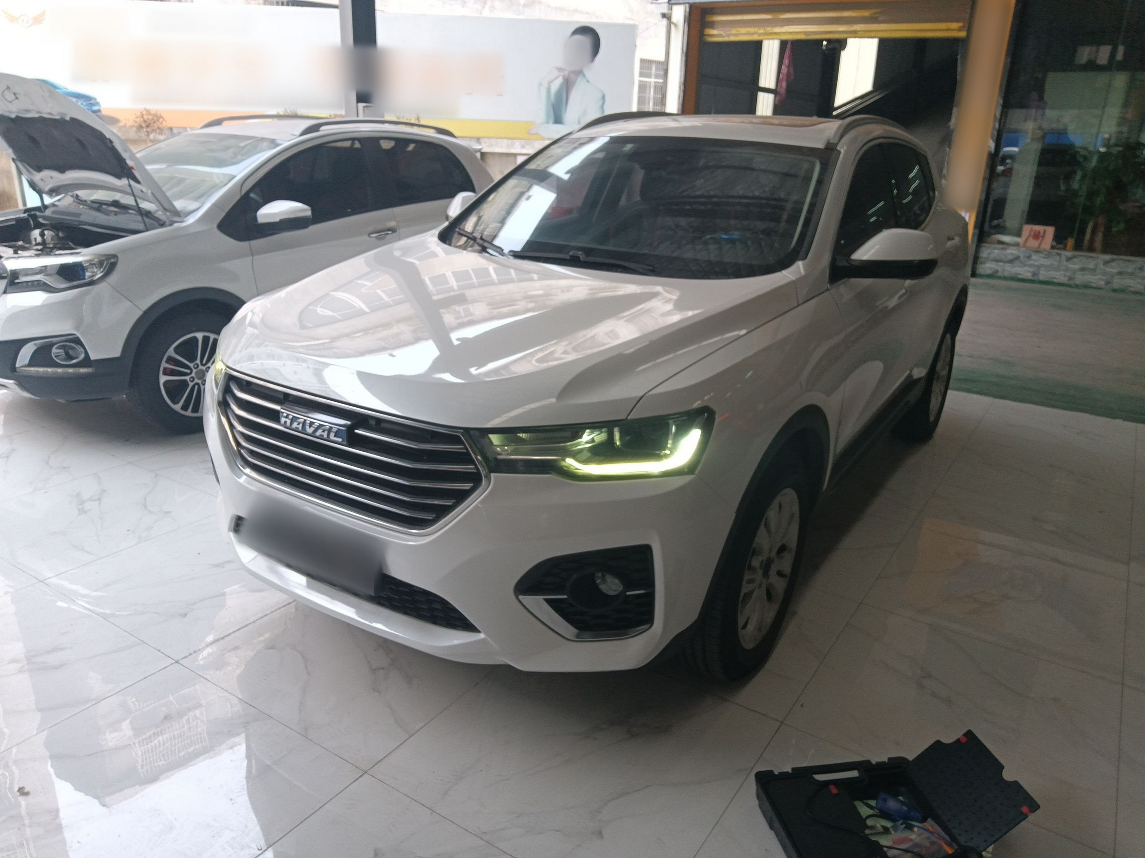 تحت مقدمة السيارة