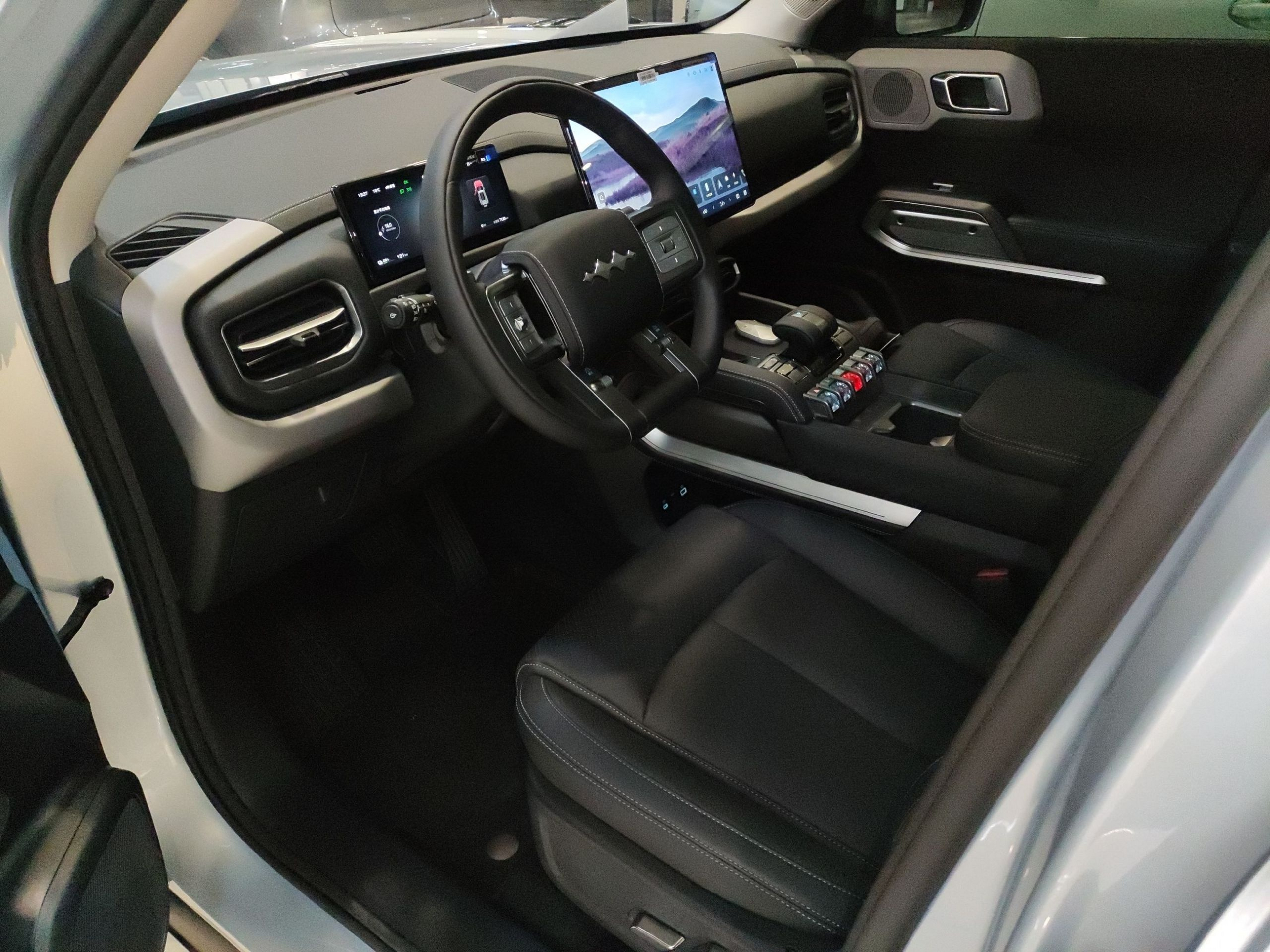 المقاعد الأمامية داخل السيارة