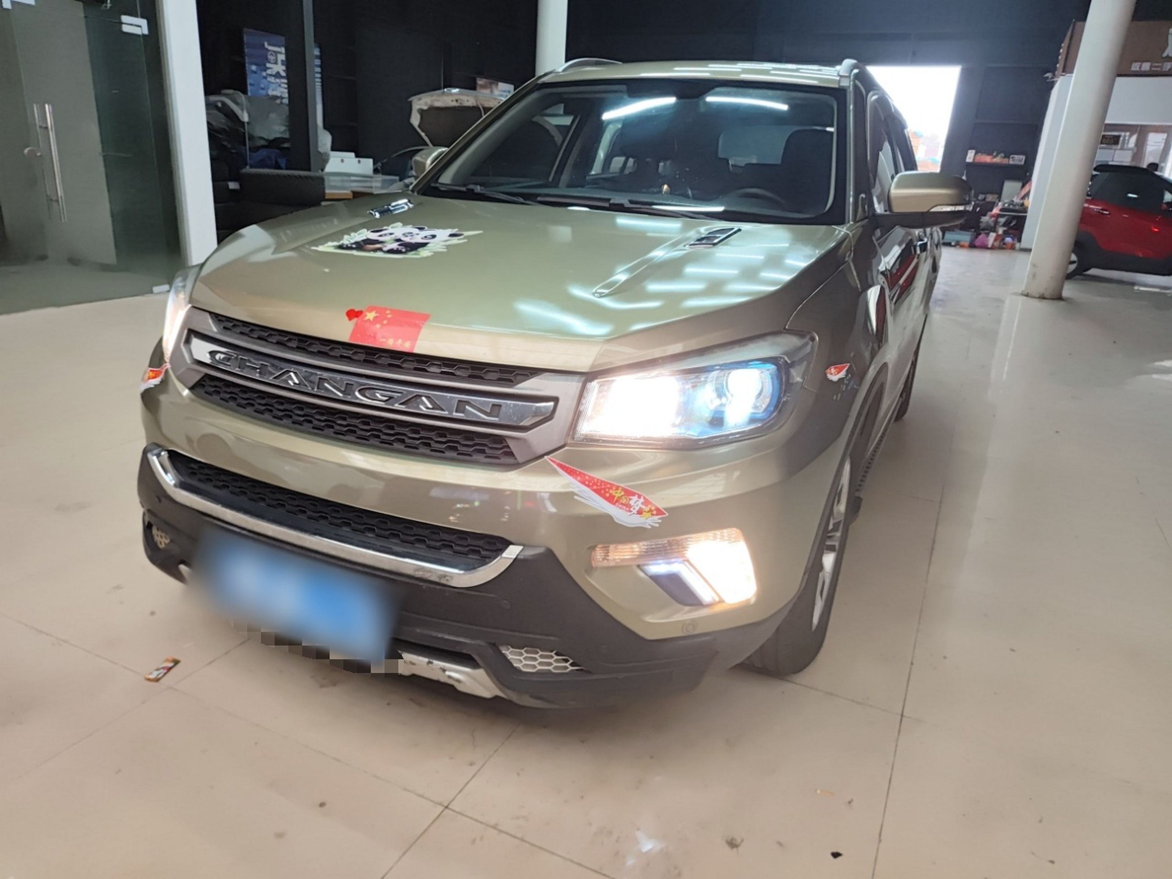 Под передней частью автомобиля