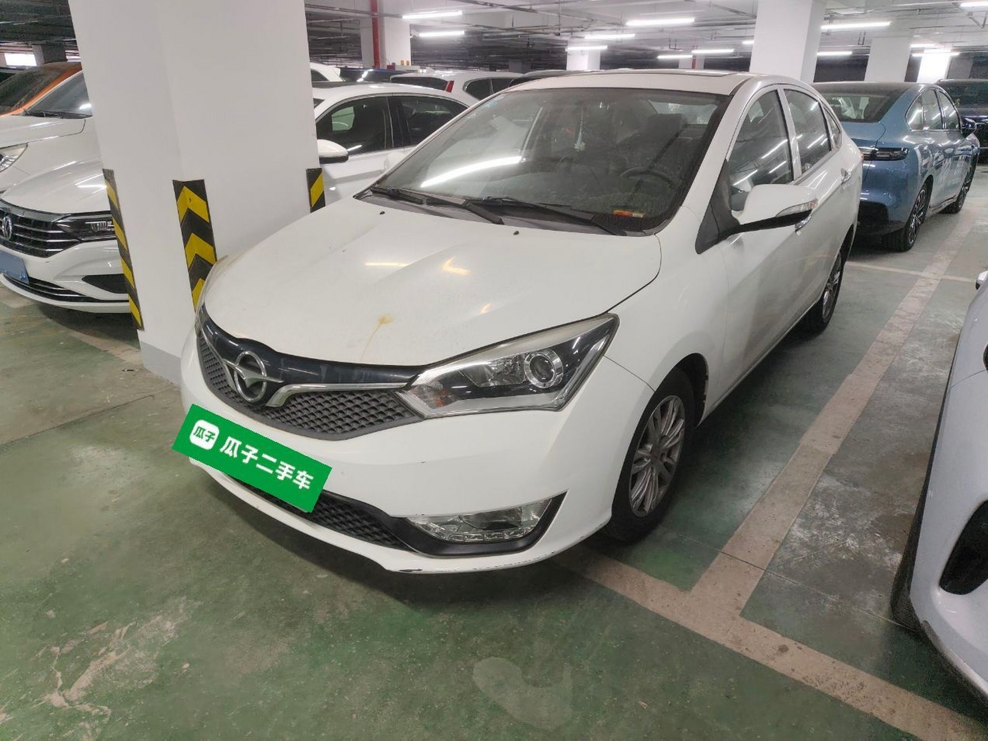 تحت مقدمة السيارة