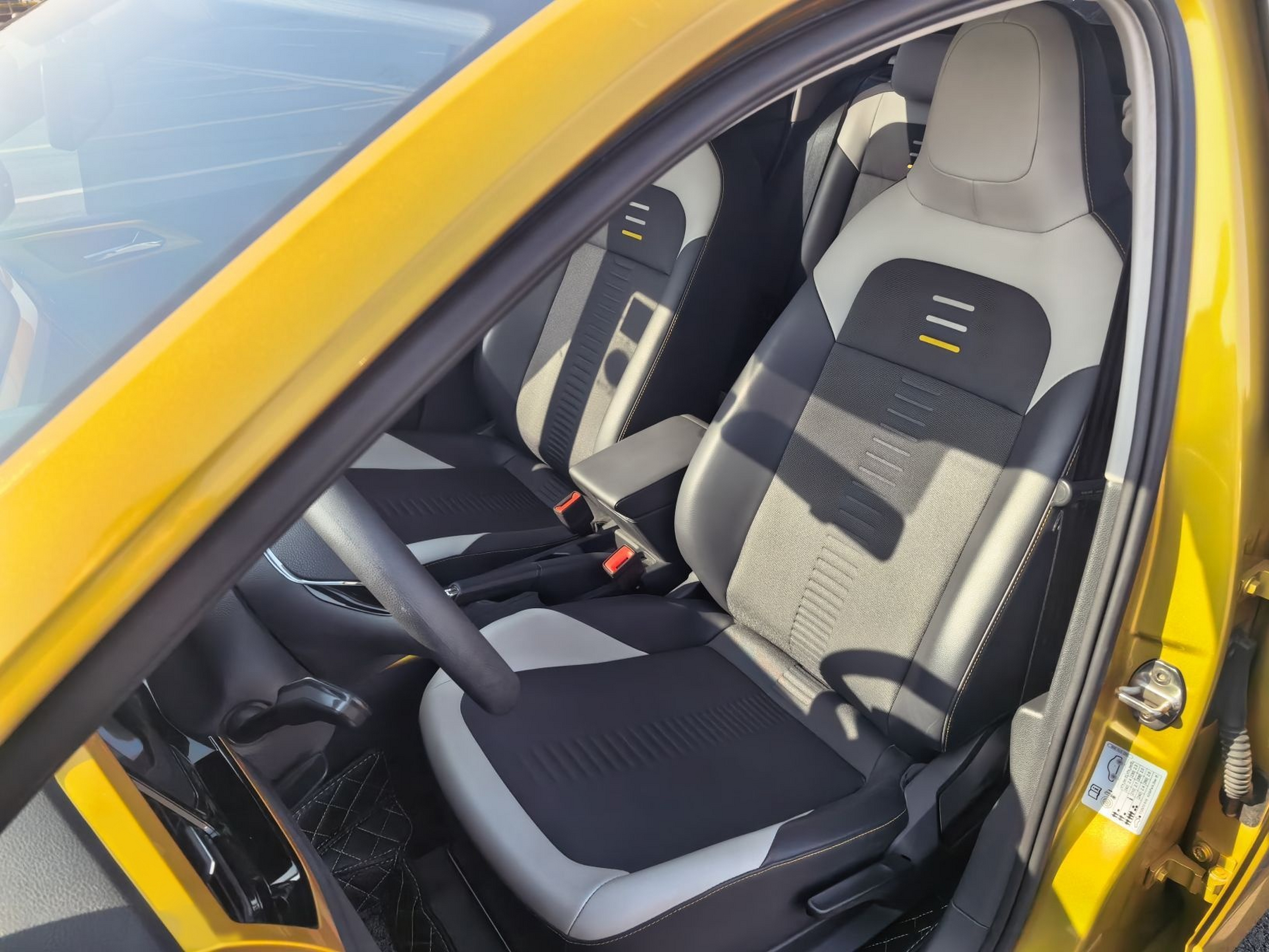 المقاعد الأمامية داخل السيارة