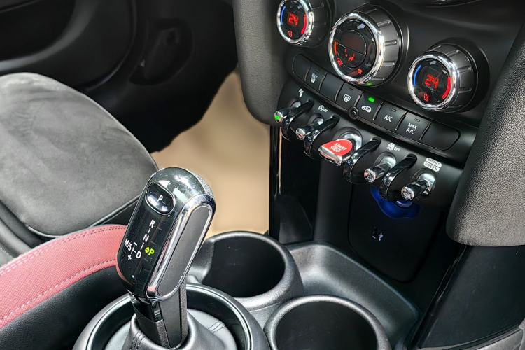 Used  MINI 2018 1.5T COOPER Racing Edition Five-Door Version
