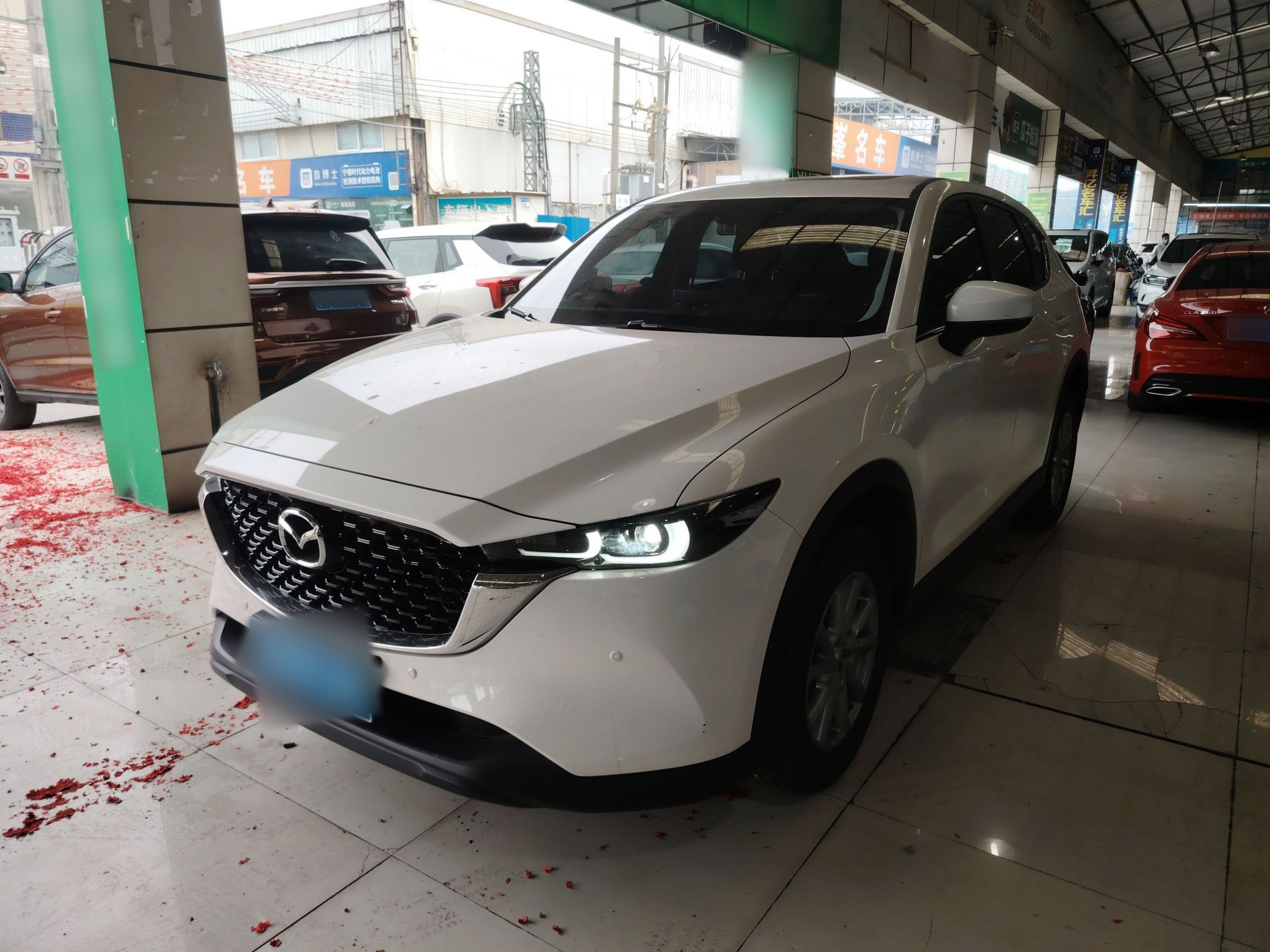 تحت مقدمة السيارة