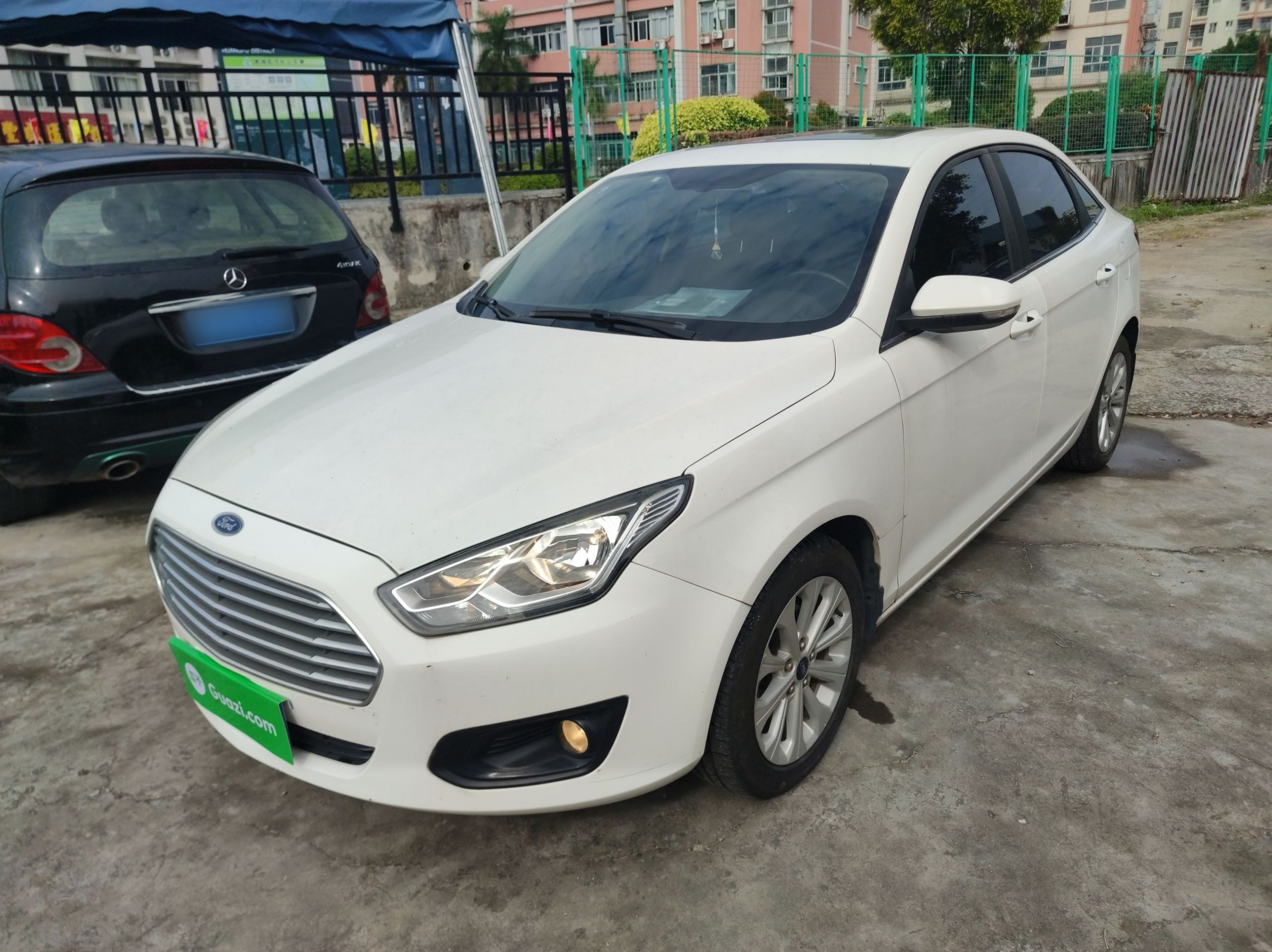 Под передней частью автомобиля