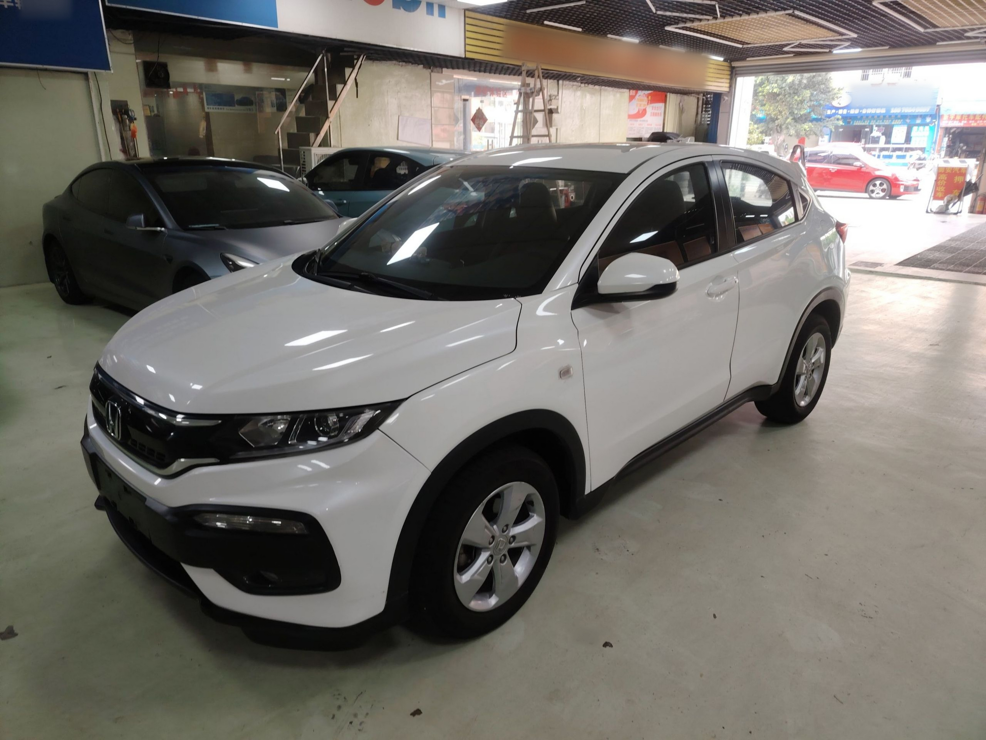 تحت مقدمة السيارة