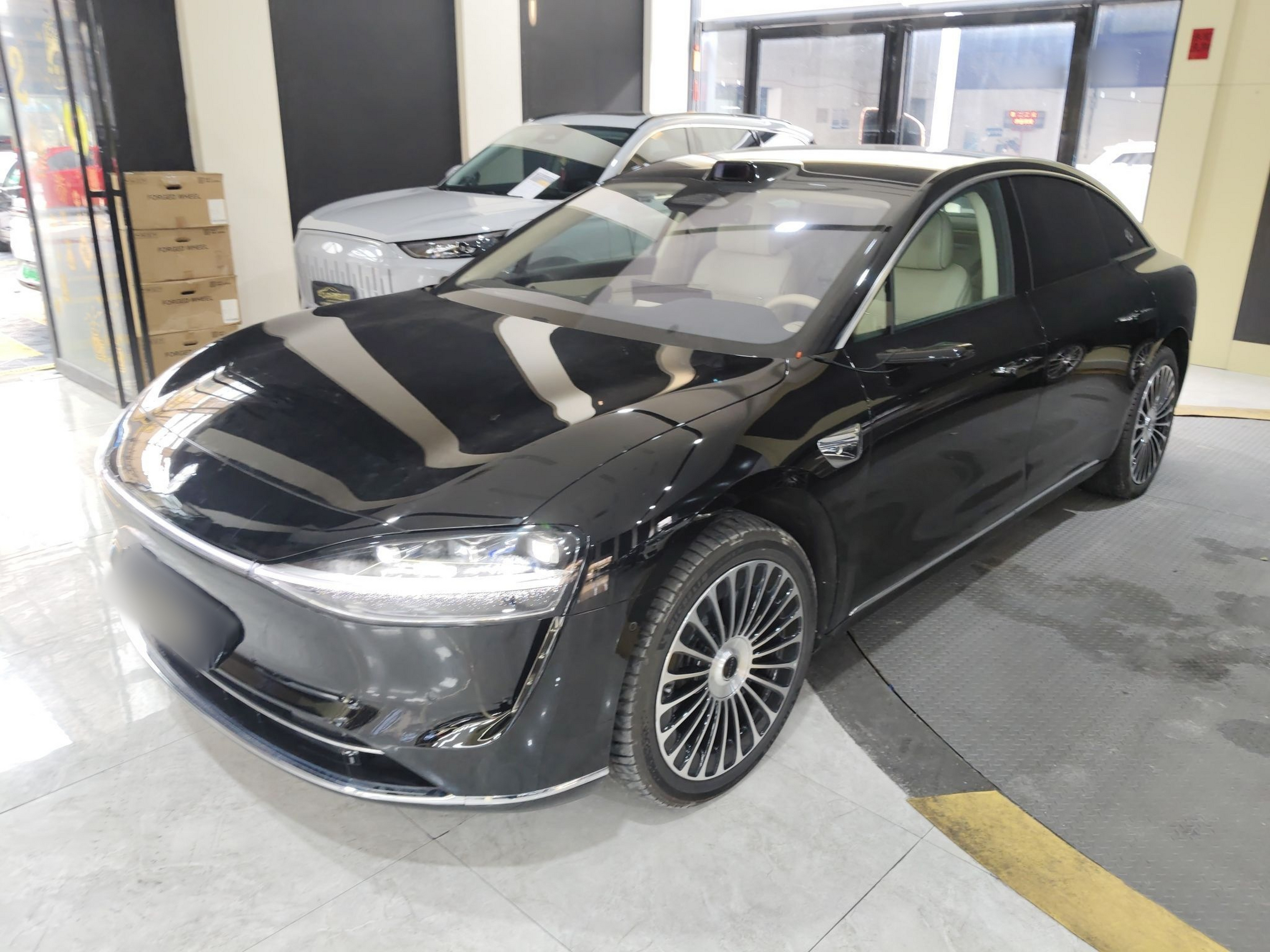 تحت مقدمة السيارة