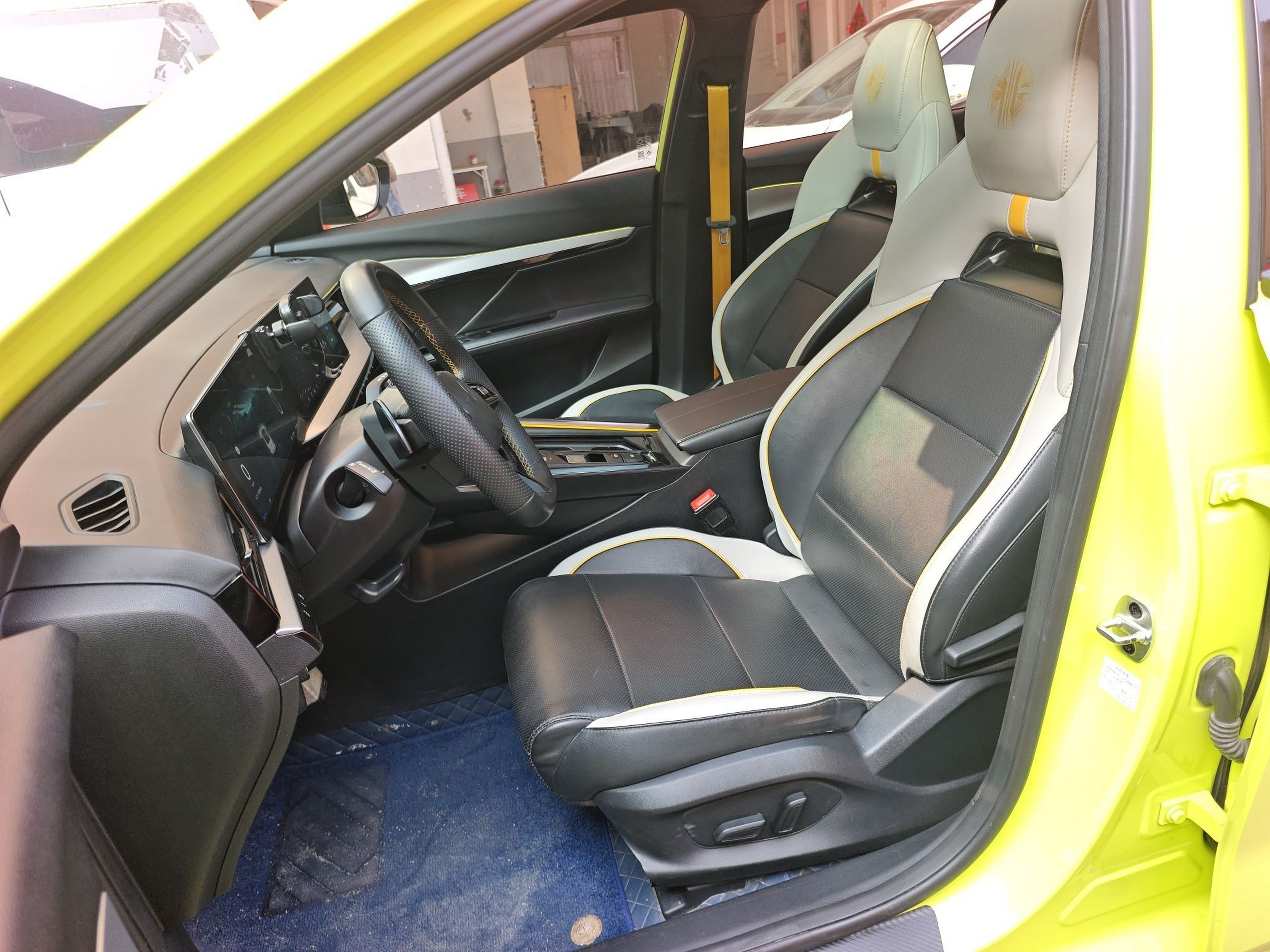 Переднее сиденье в автомобиле