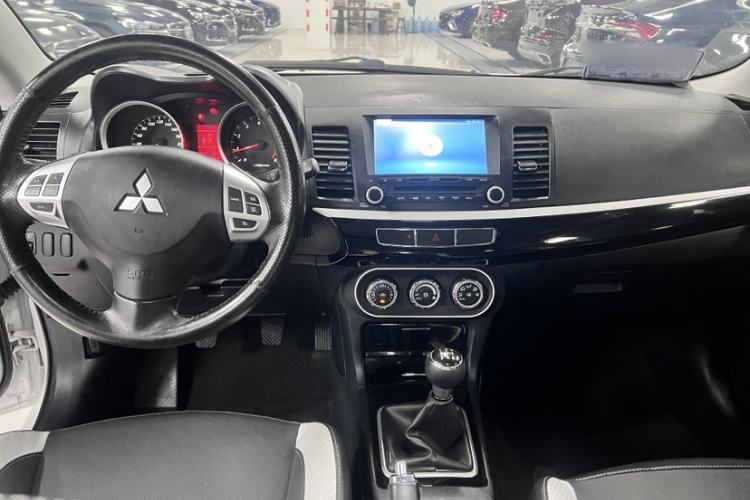 Used Mitsubishi Lancer EX 2016 1.8L Manual Black-and-White Retro Edition
