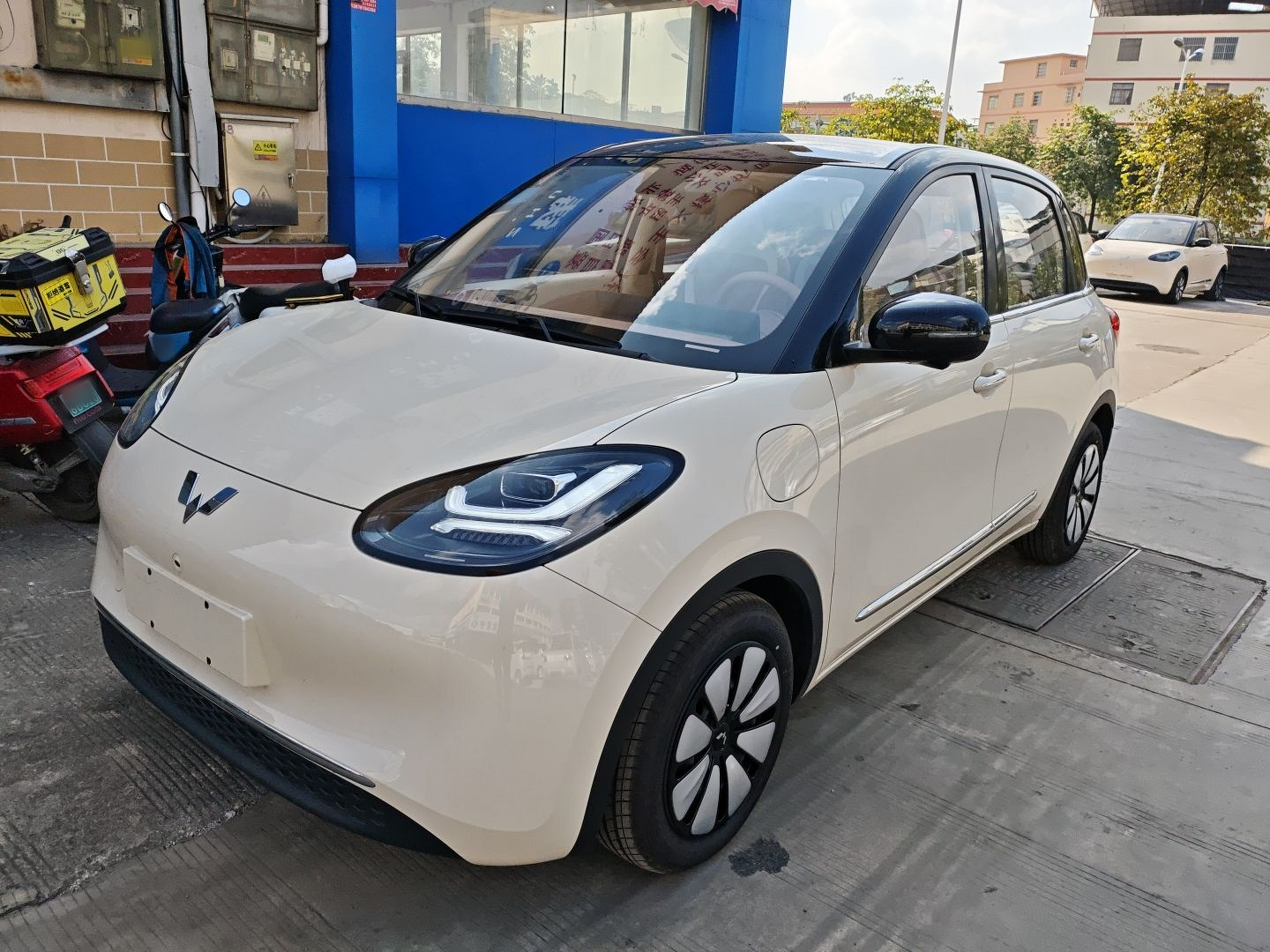 تحت مقدمة السيارة