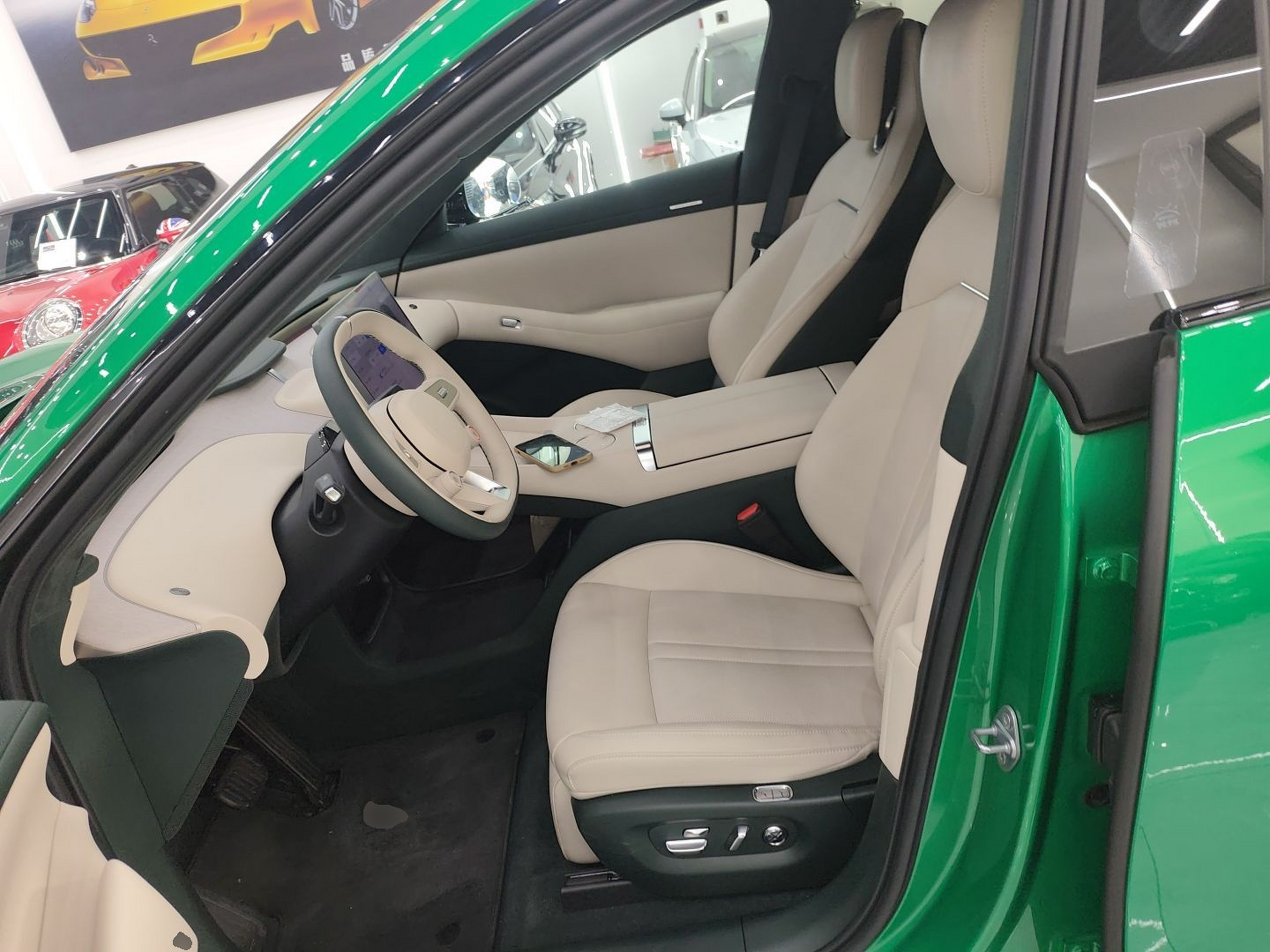 المقاعد الأمامية داخل السيارة