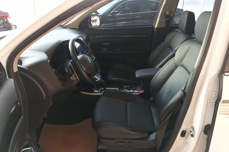 Used Mitsubishi Outlander 2019 2.4L 4x4 Zhi Xiang Edition 5 Seats China VI Standard